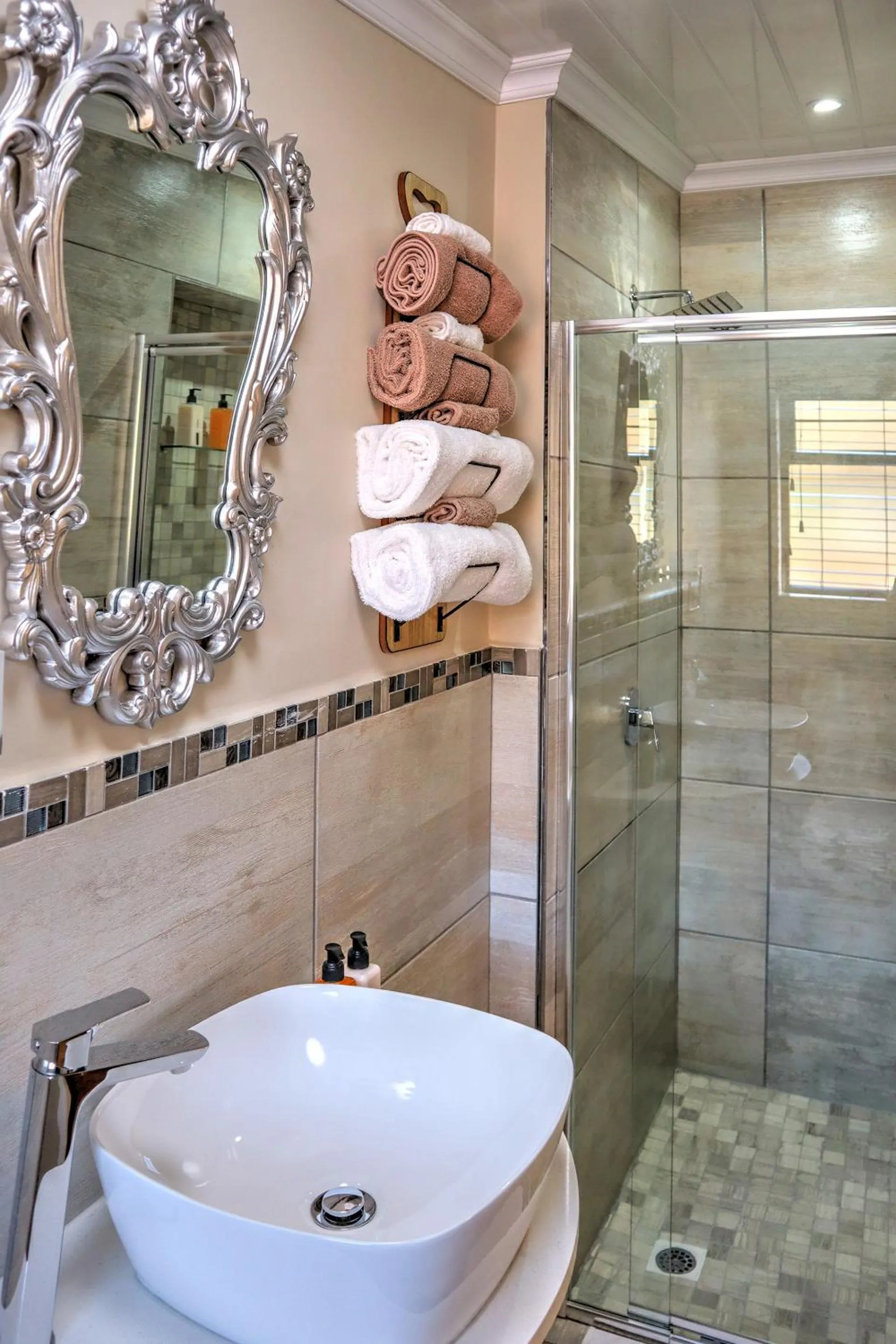 Shower in Caledon 23 Country House