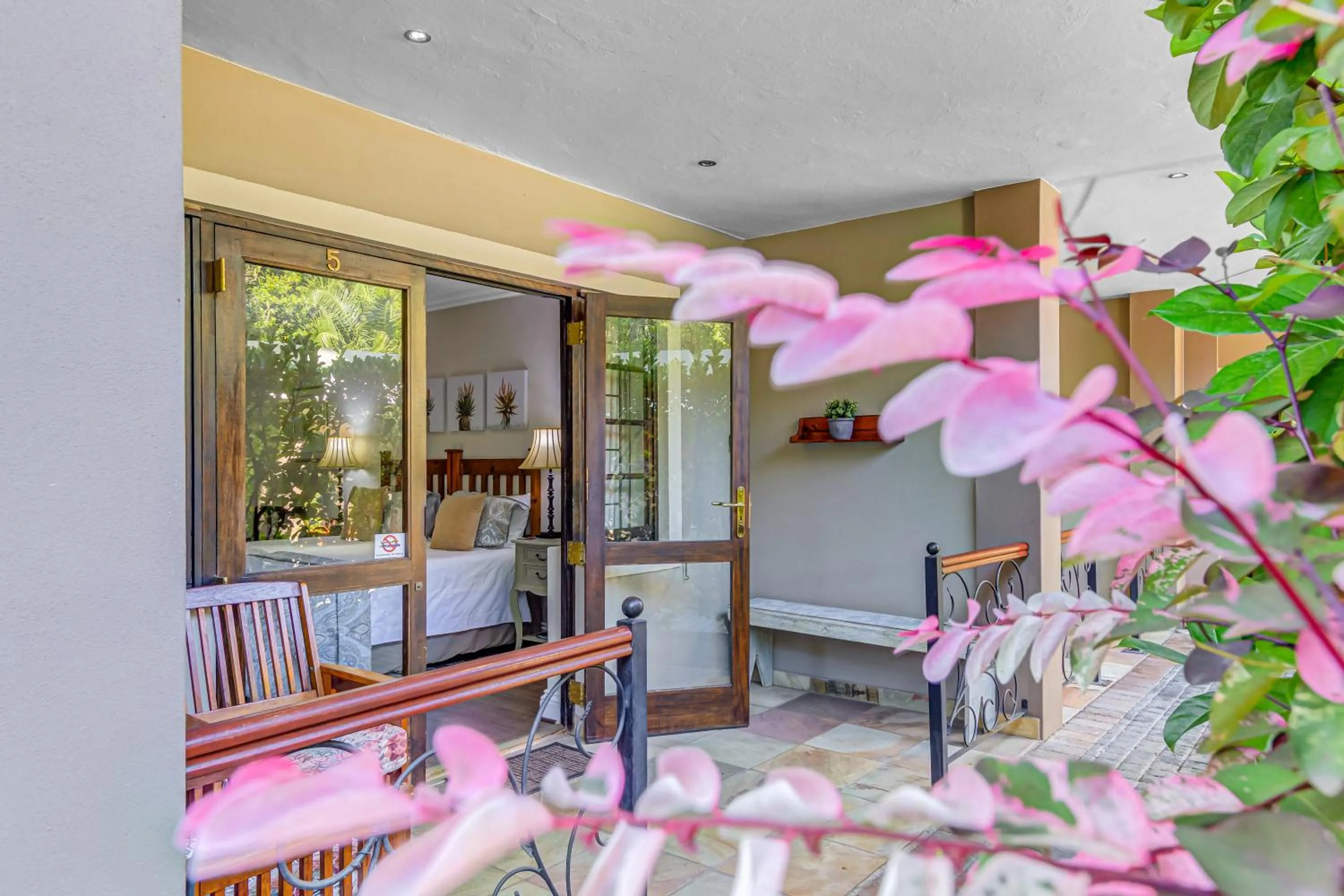 Patio in Caledon 23 Guest House