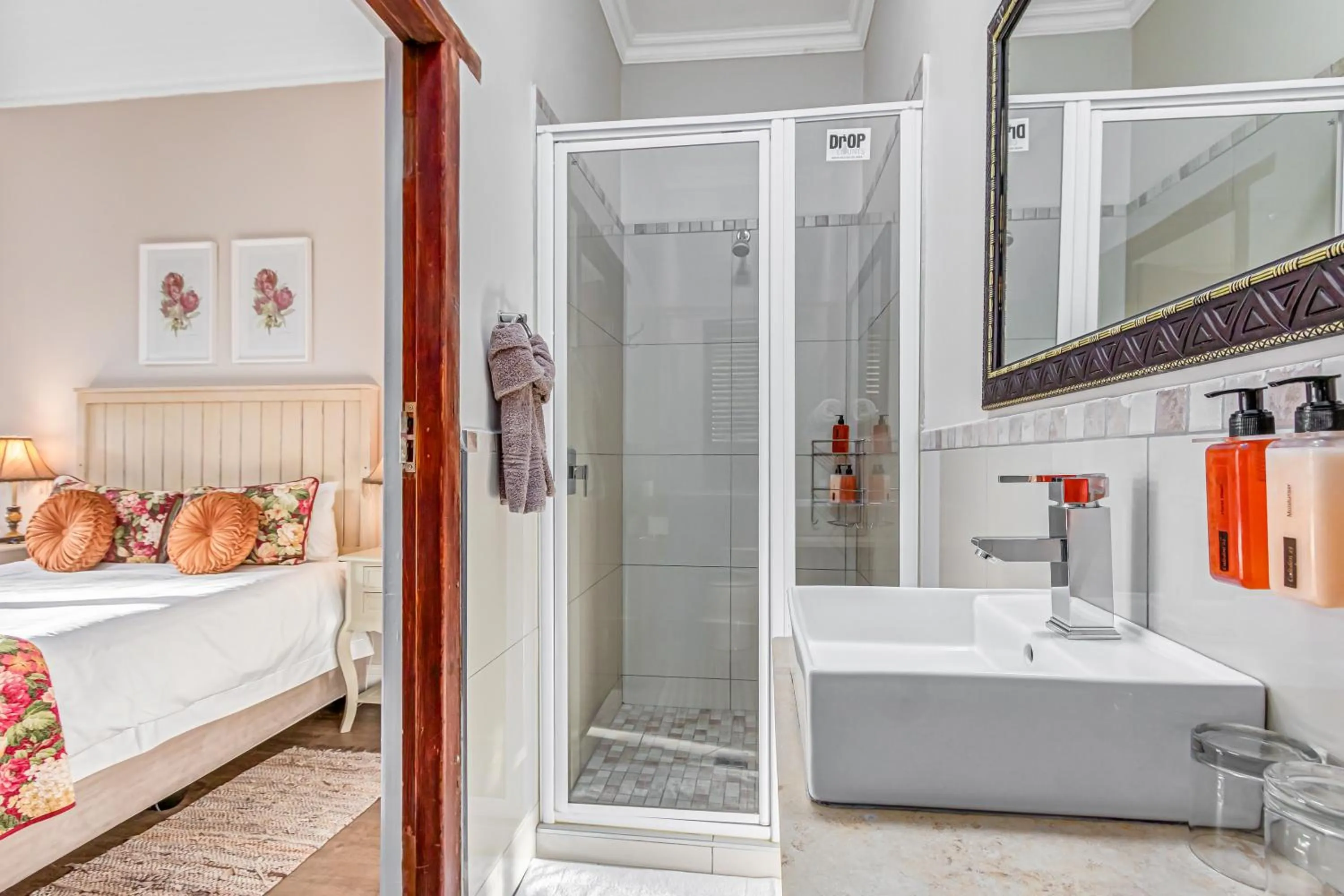 Bathroom, Bed in Caledon 23 Guest House