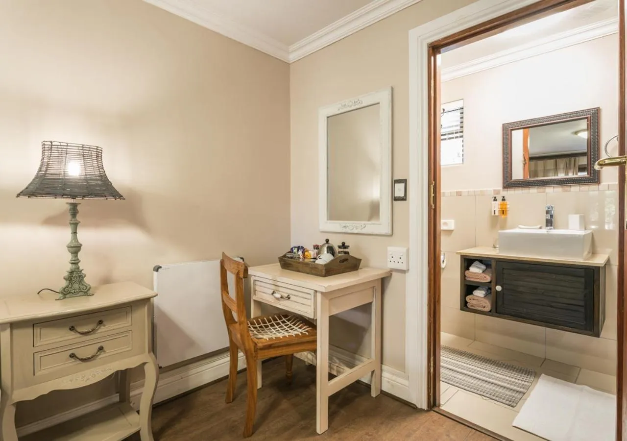 Property building in Caledon 23 Country House