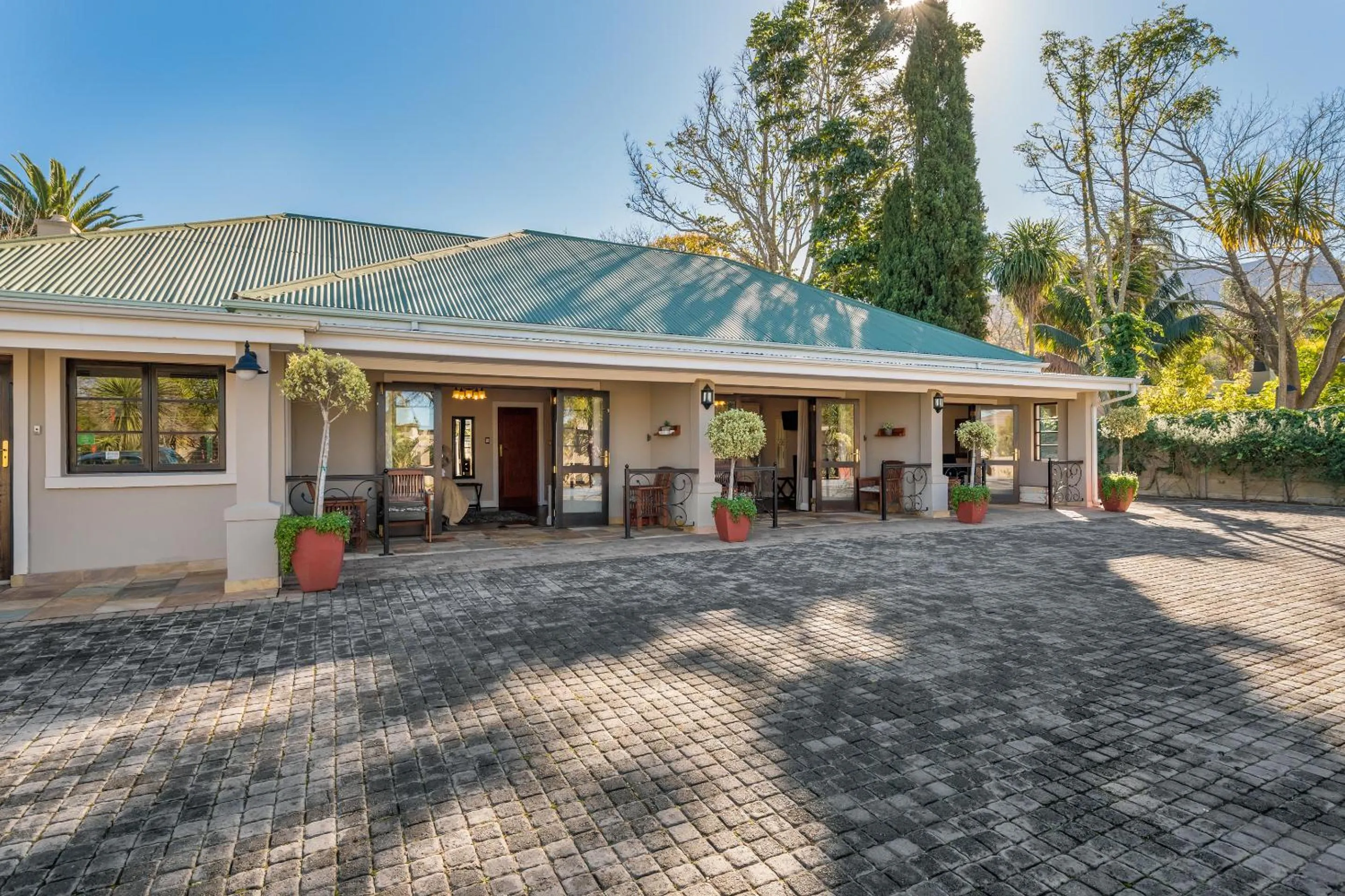 Property building in Caledon 23 Country House