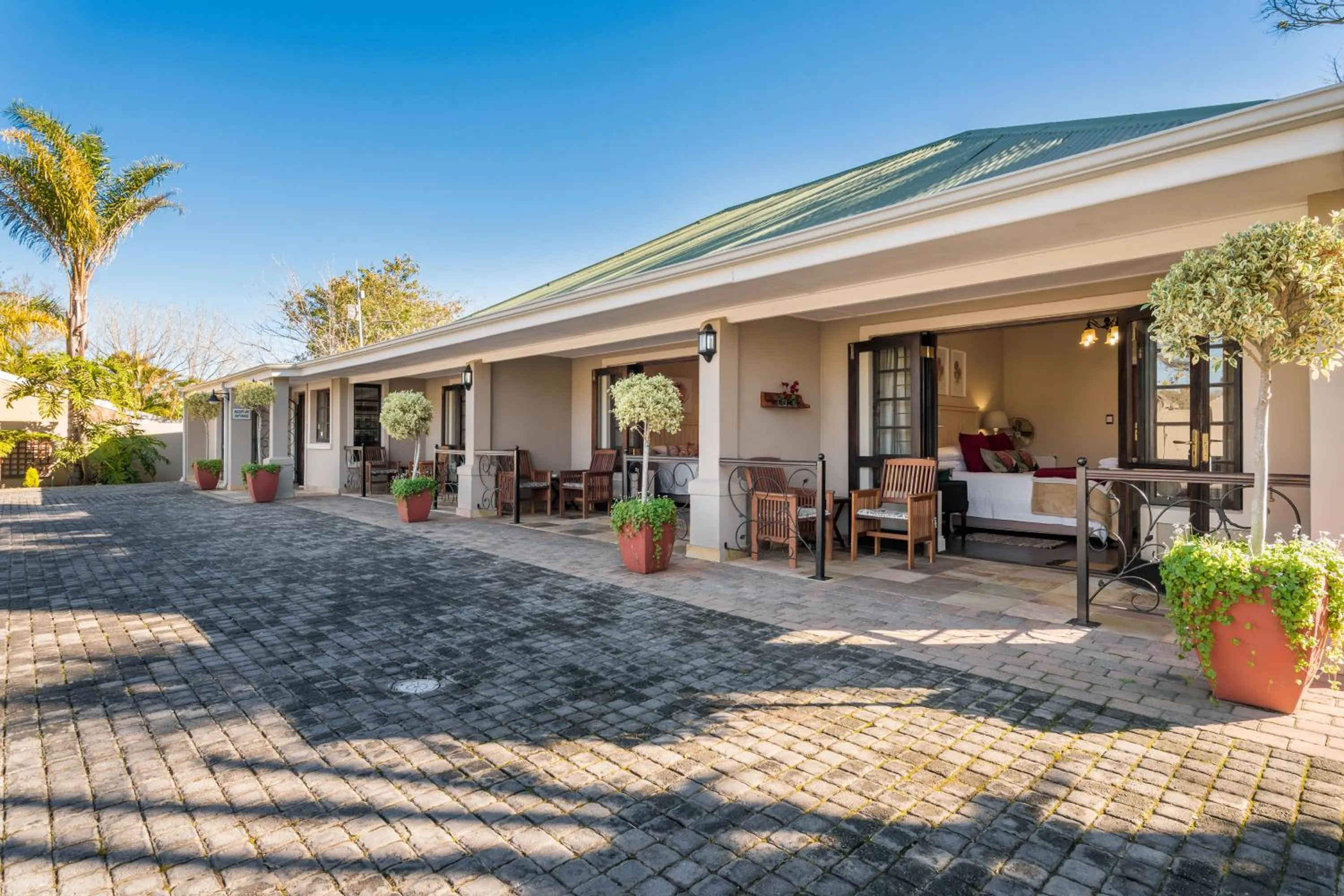 Property building in Caledon 23 Country House