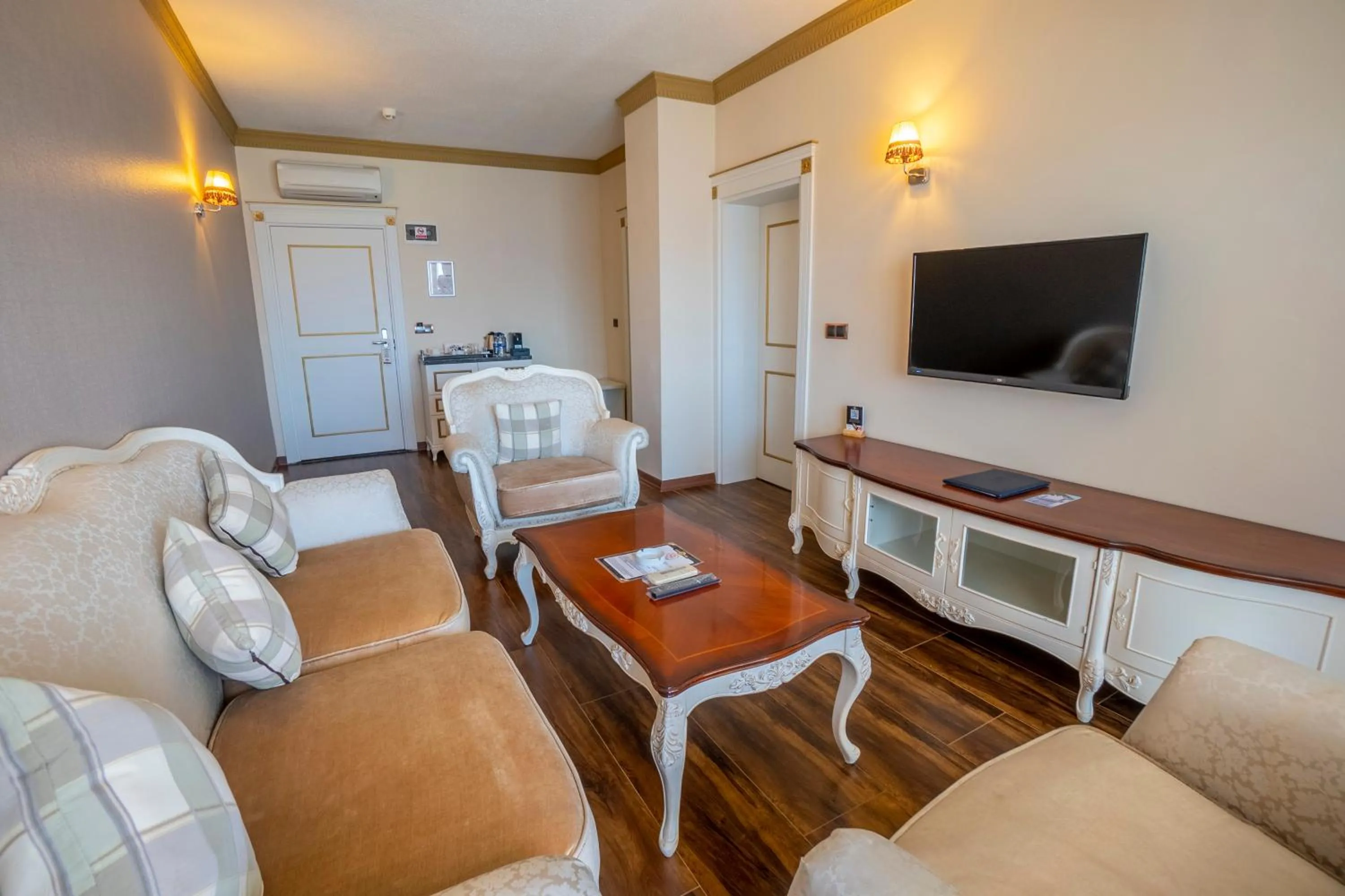 Living room in Azka Hotel