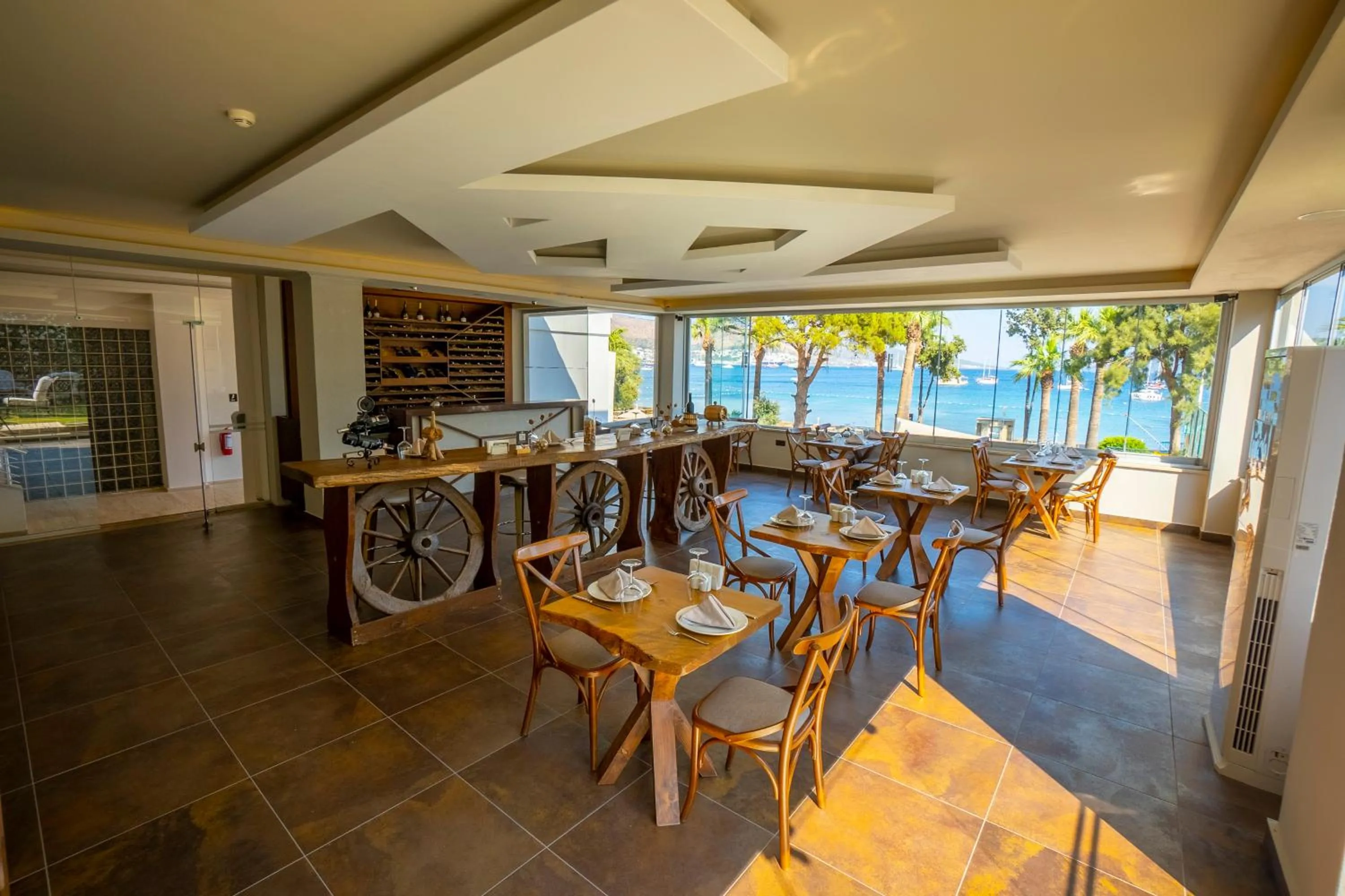 Restaurant/places to eat in Azka Hotel