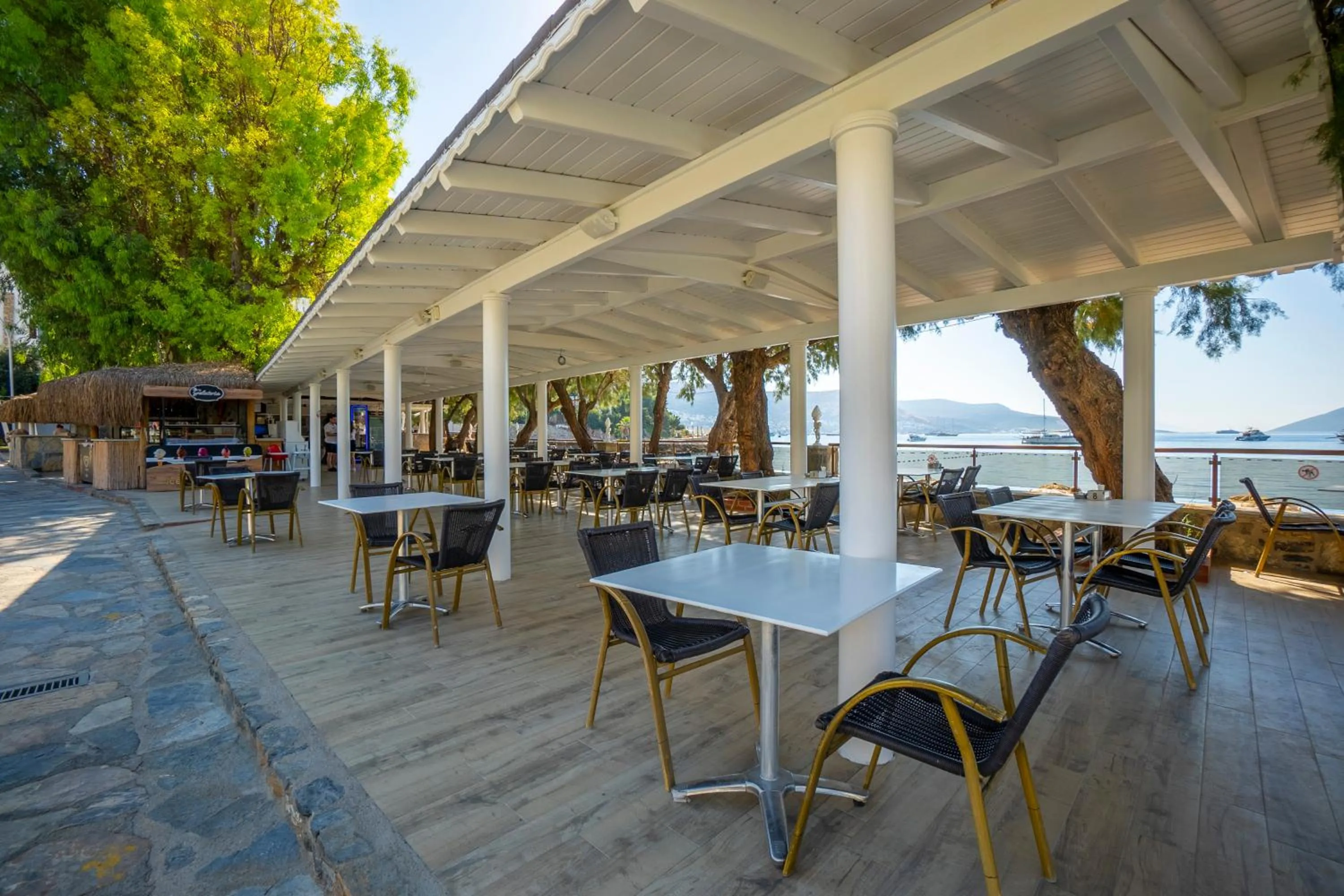 Restaurant/places to eat in Azka Hotel