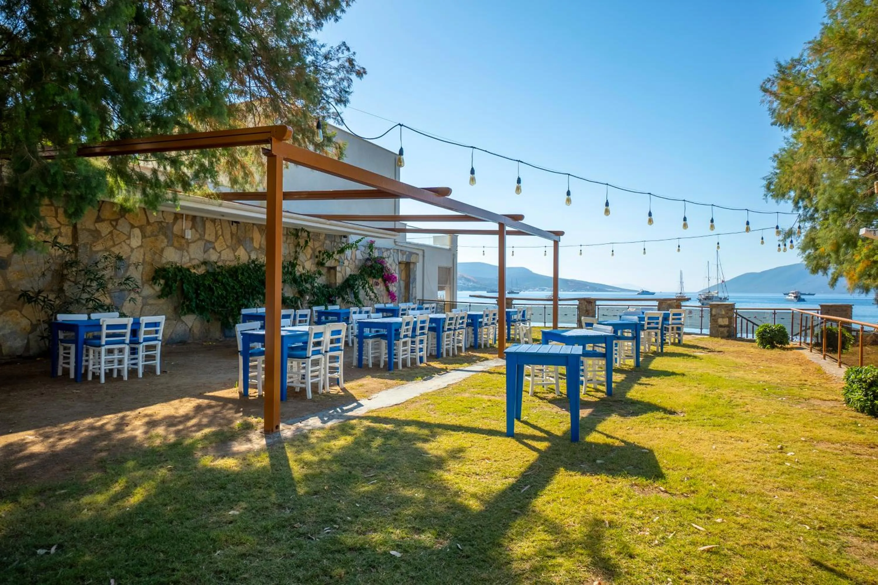 Restaurant/places to eat in Azka Hotel