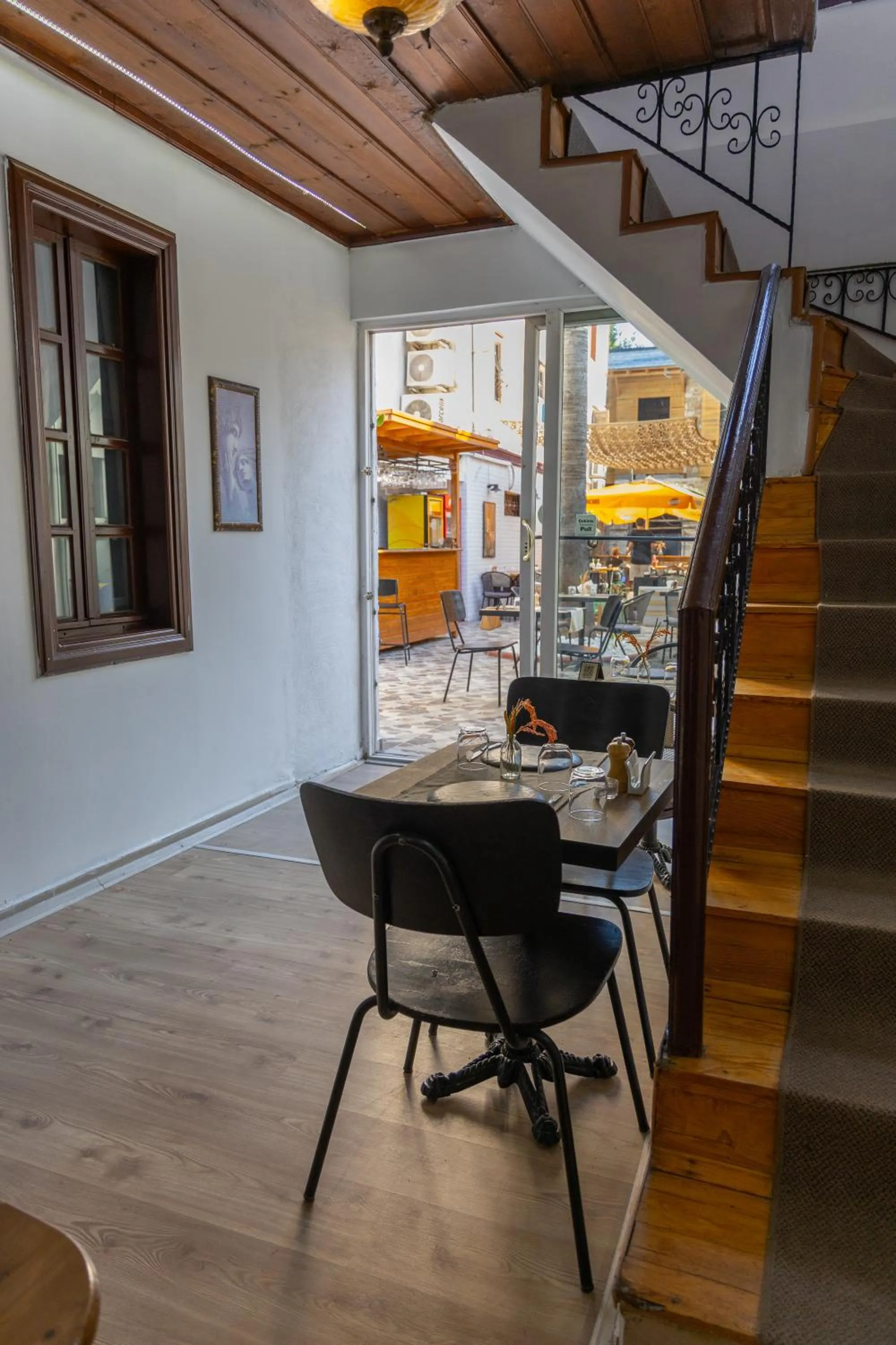 Restaurant/places to eat in Grand Erken Hotel