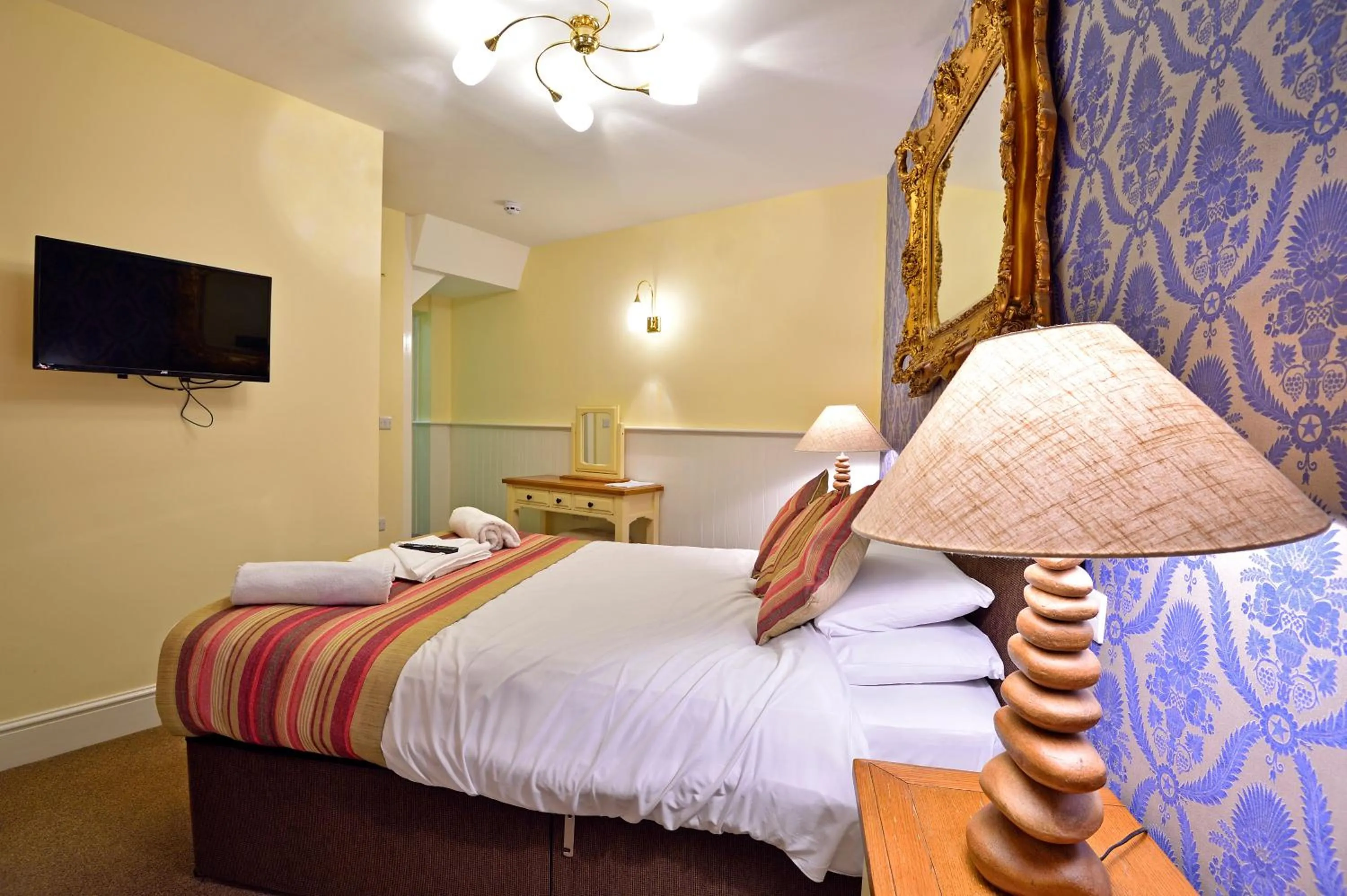 Bedroom, Bed in The Green Dragon