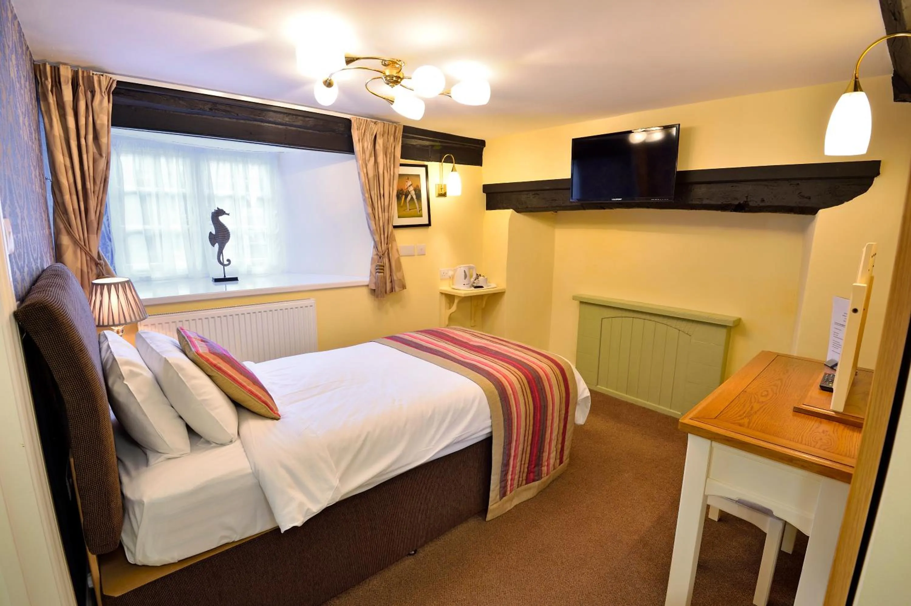 Photo of the whole room, Bed in The Green Dragon