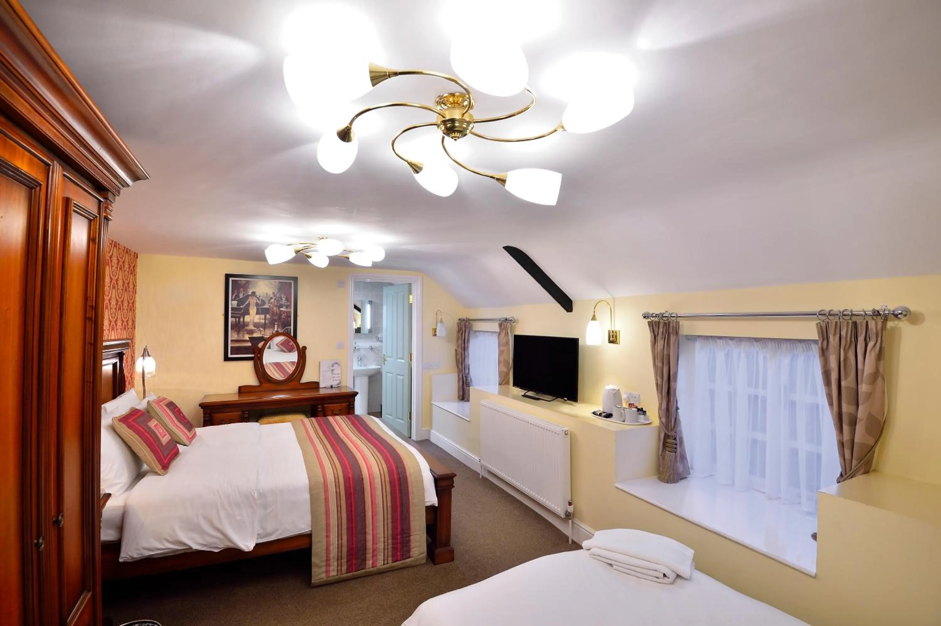 Photo of the whole room, Bed in The Green Dragon