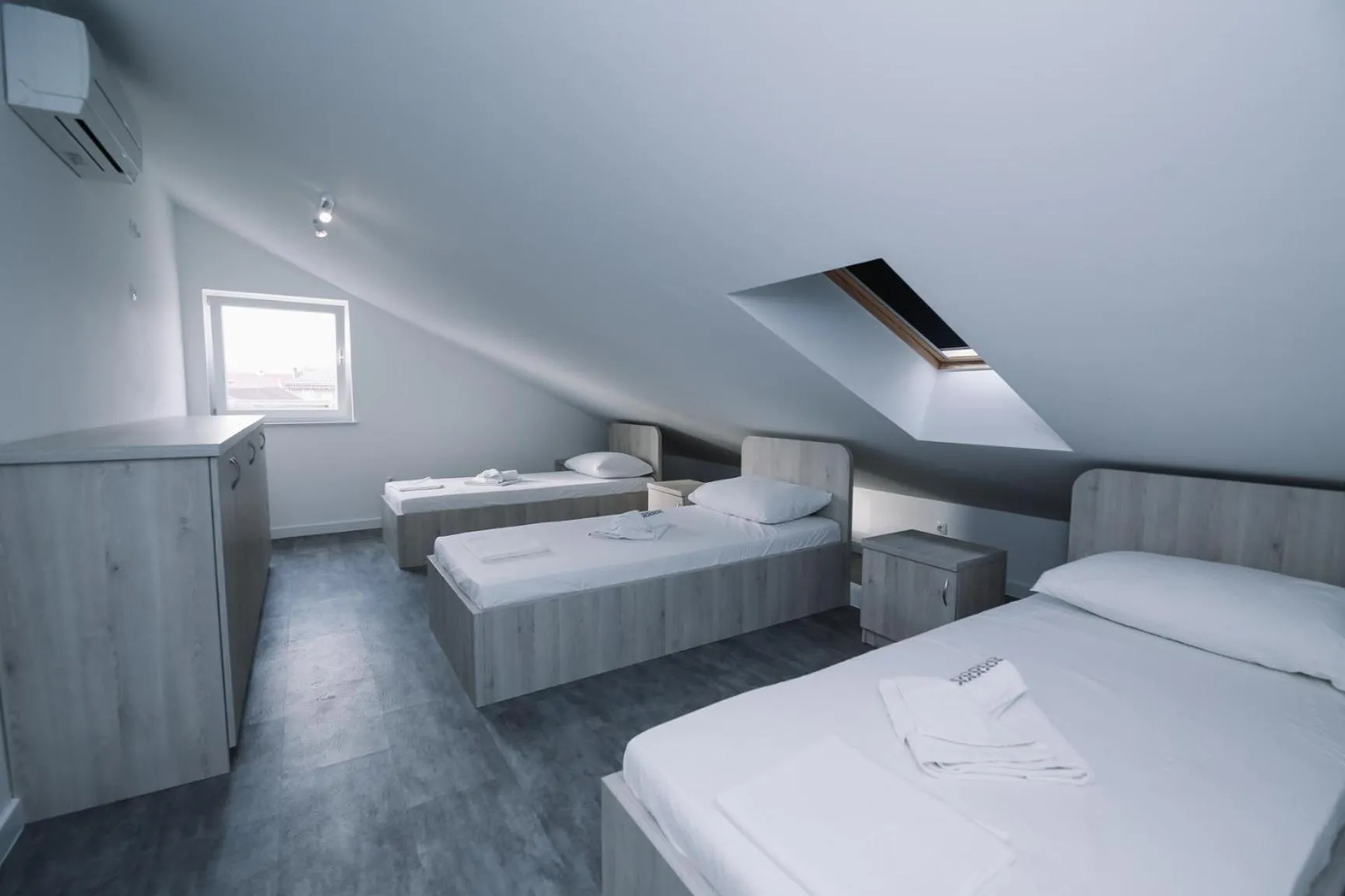 Photo of the whole room, Bed in Skunca’s house