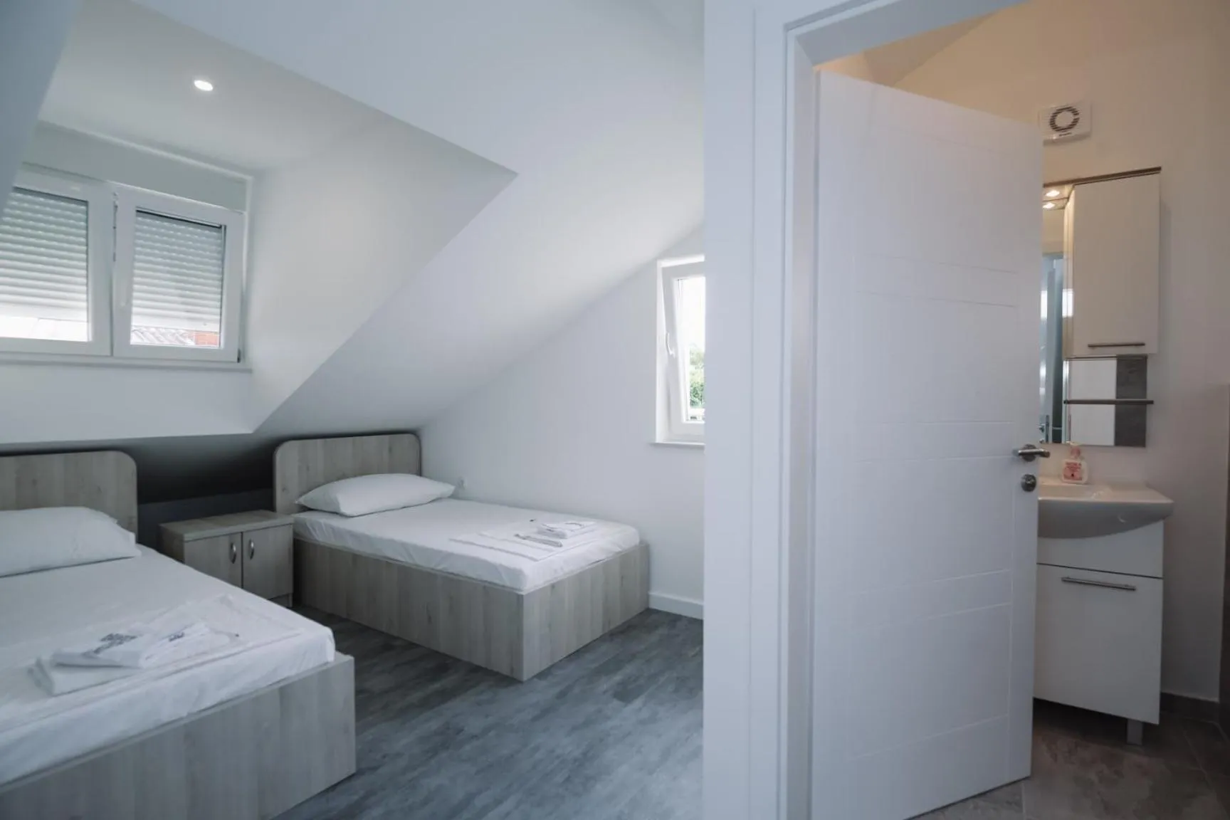 Photo of the whole room, Bed in Skunca’s house