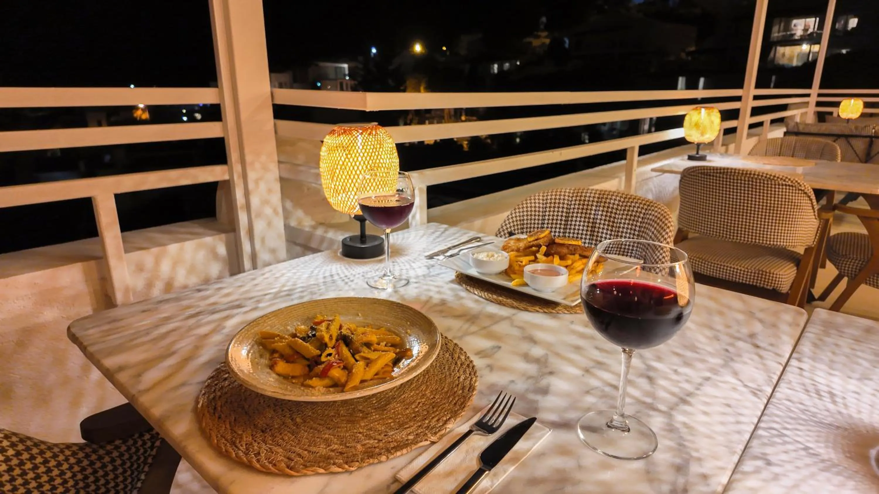 Restaurant/places to eat in Soothe Hotel