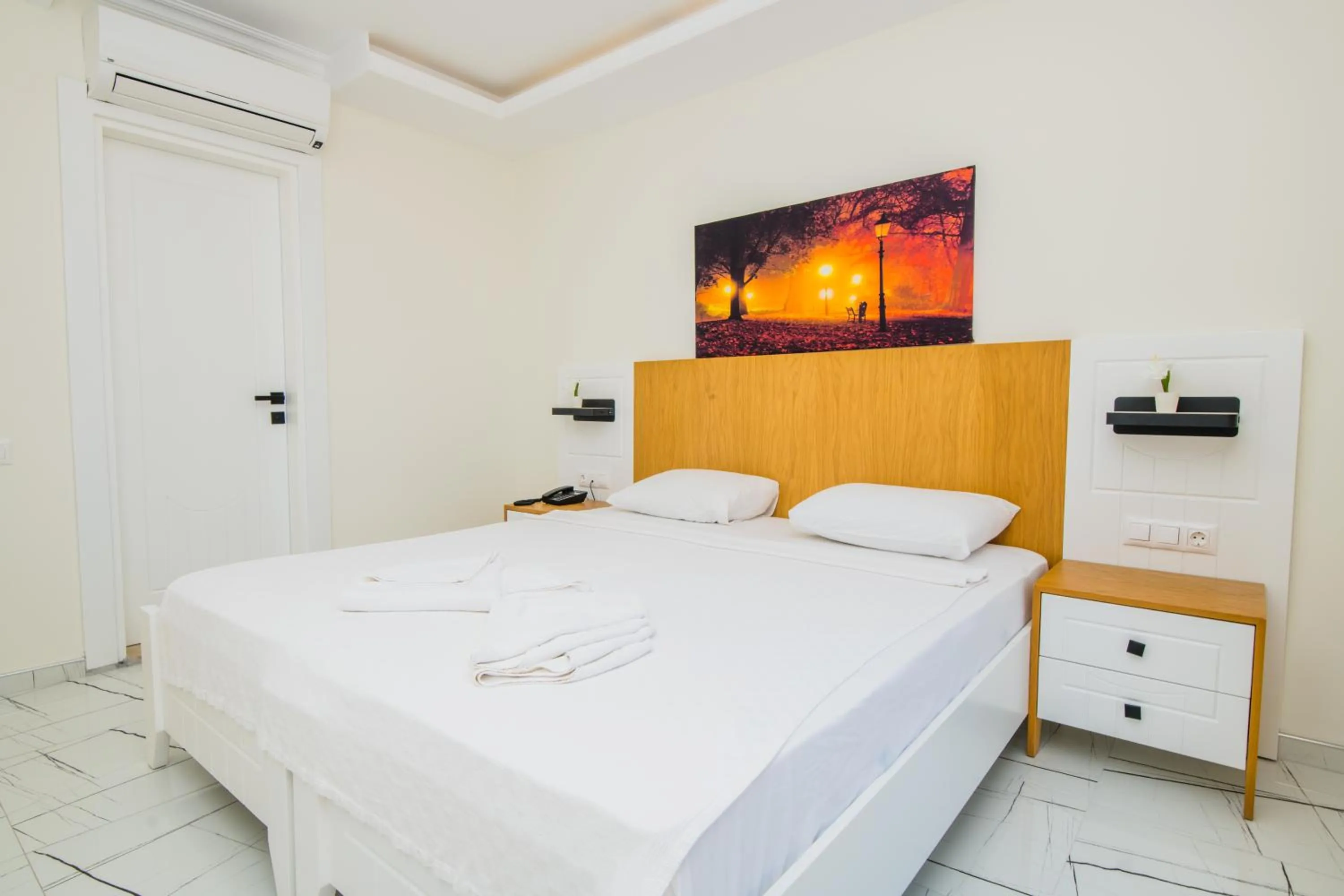 Bedroom, Bed in Soothe Hotel