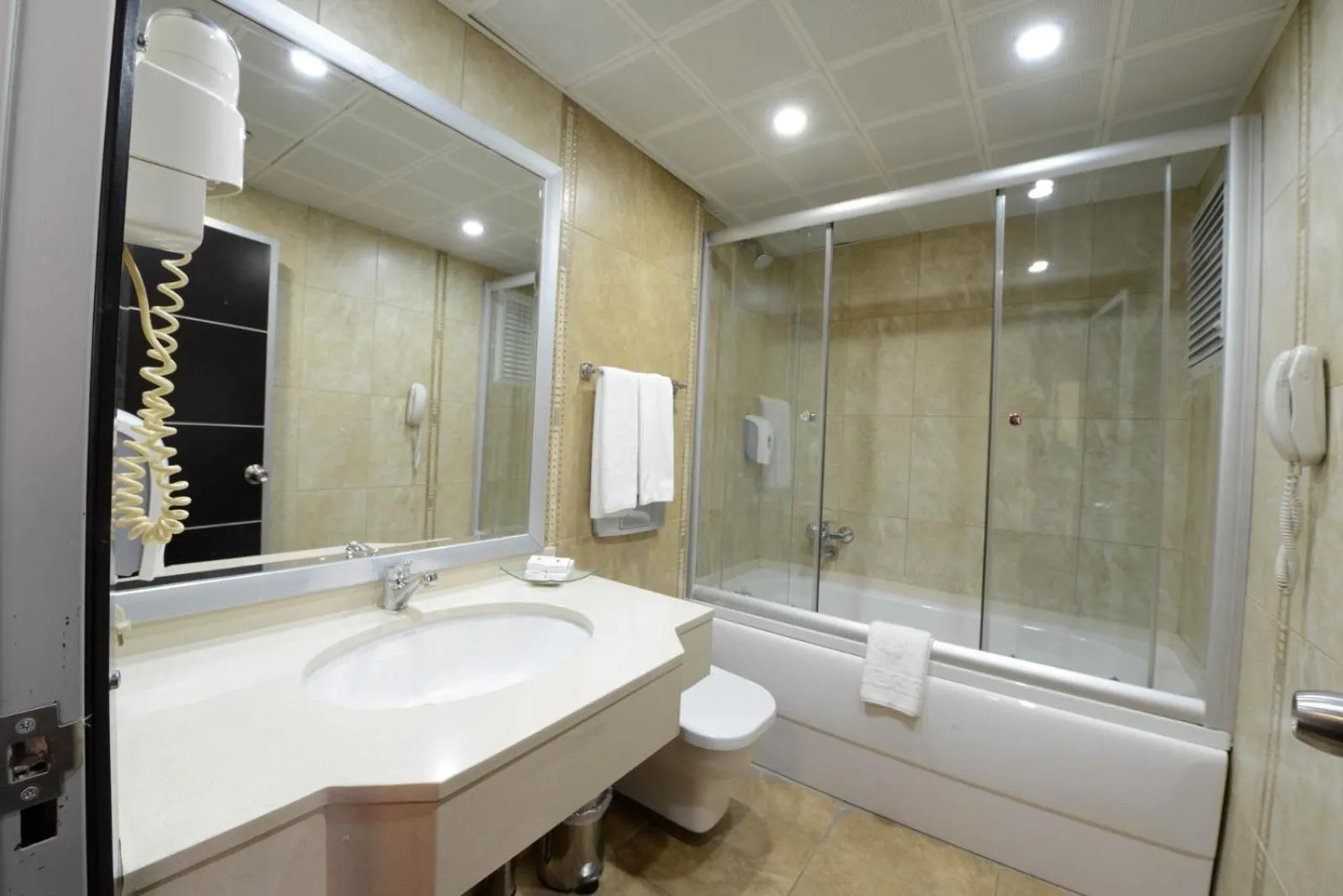 Bathroom in Hotel Ismira