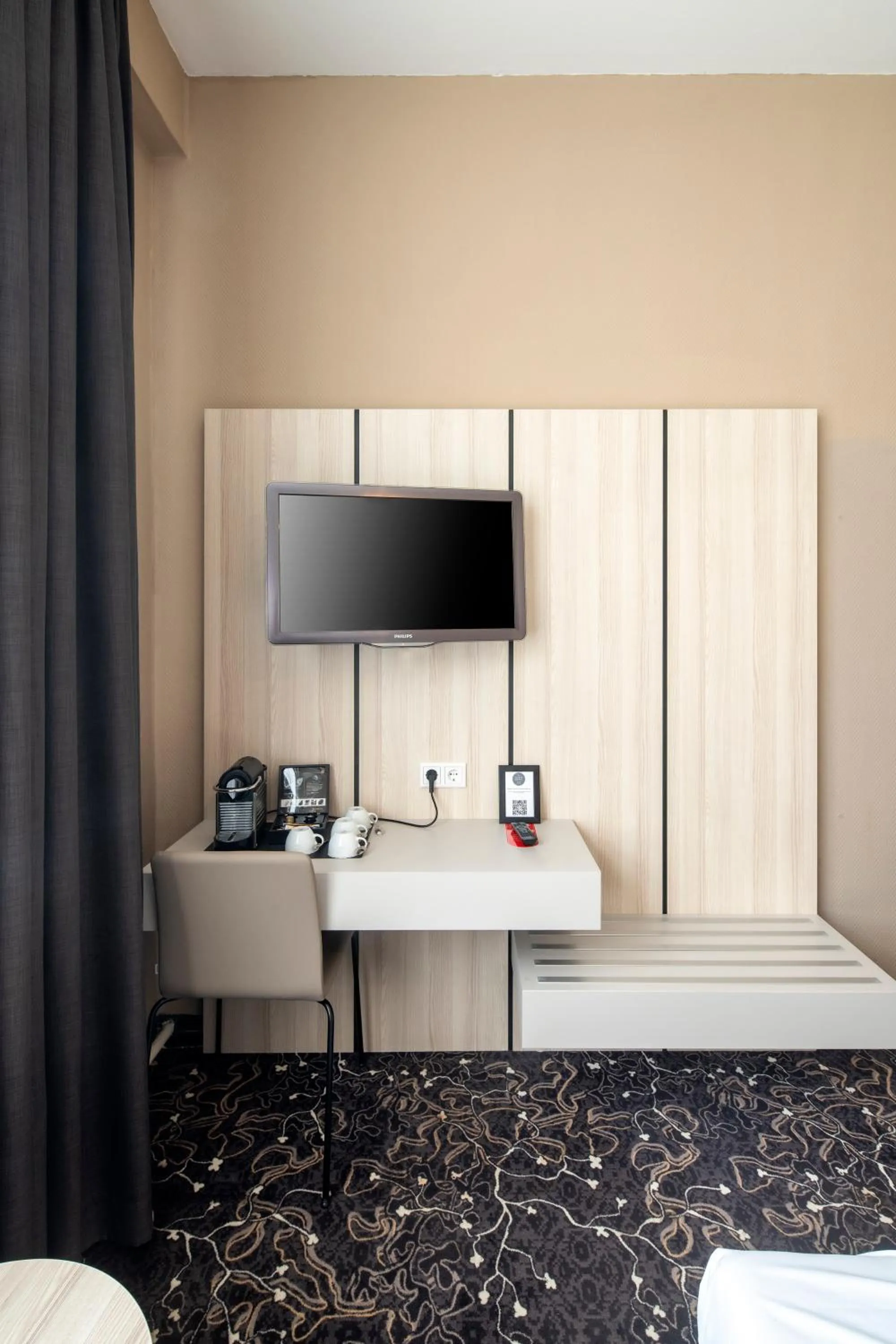 Communal lounge/ TV room, Bed in The Alfred Hotel