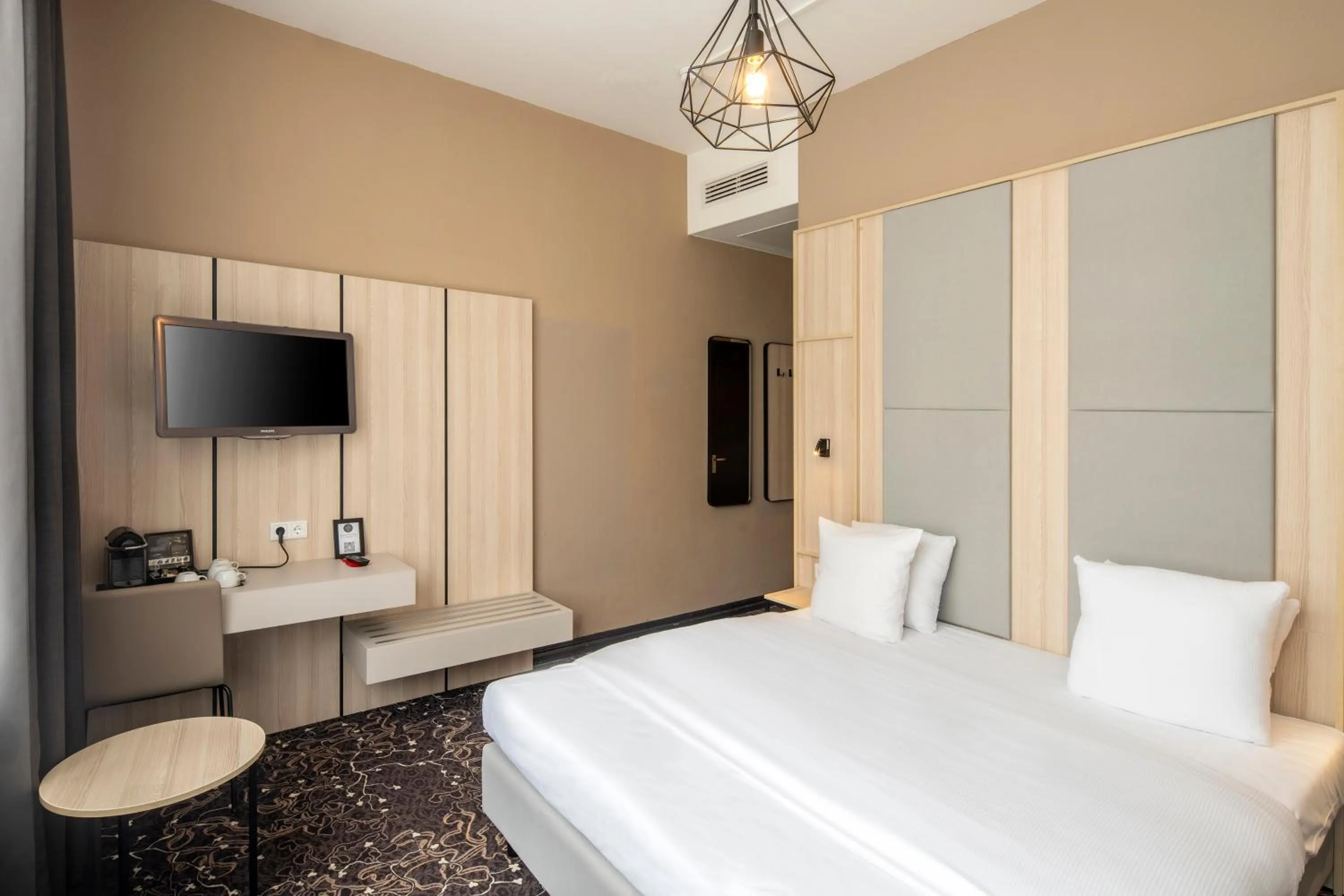 Bedroom, Bed in The Alfred Hotel