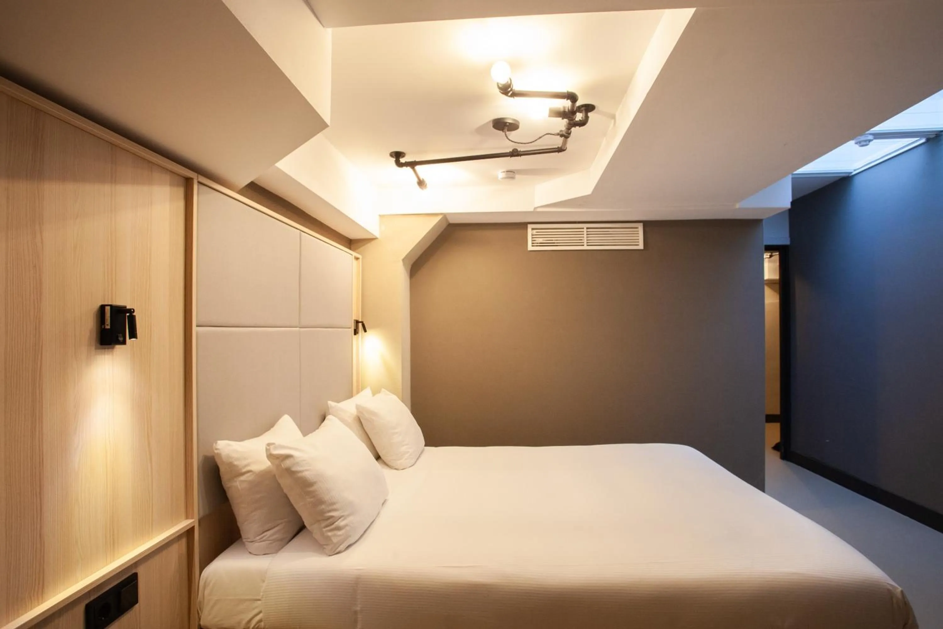 Bed in The Alfred Hotel