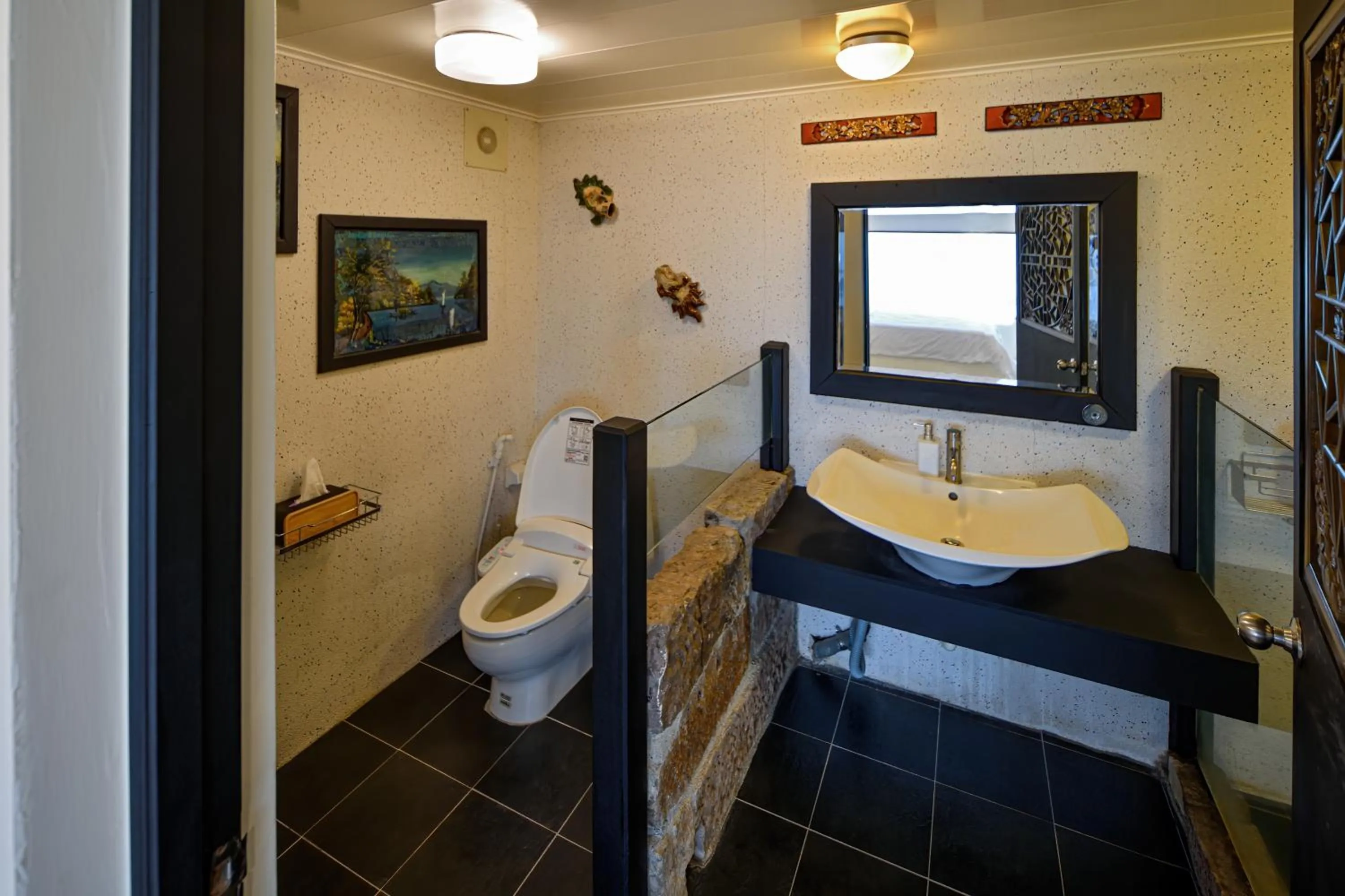 Toilet in Windsor's Sunlight Han-Guan