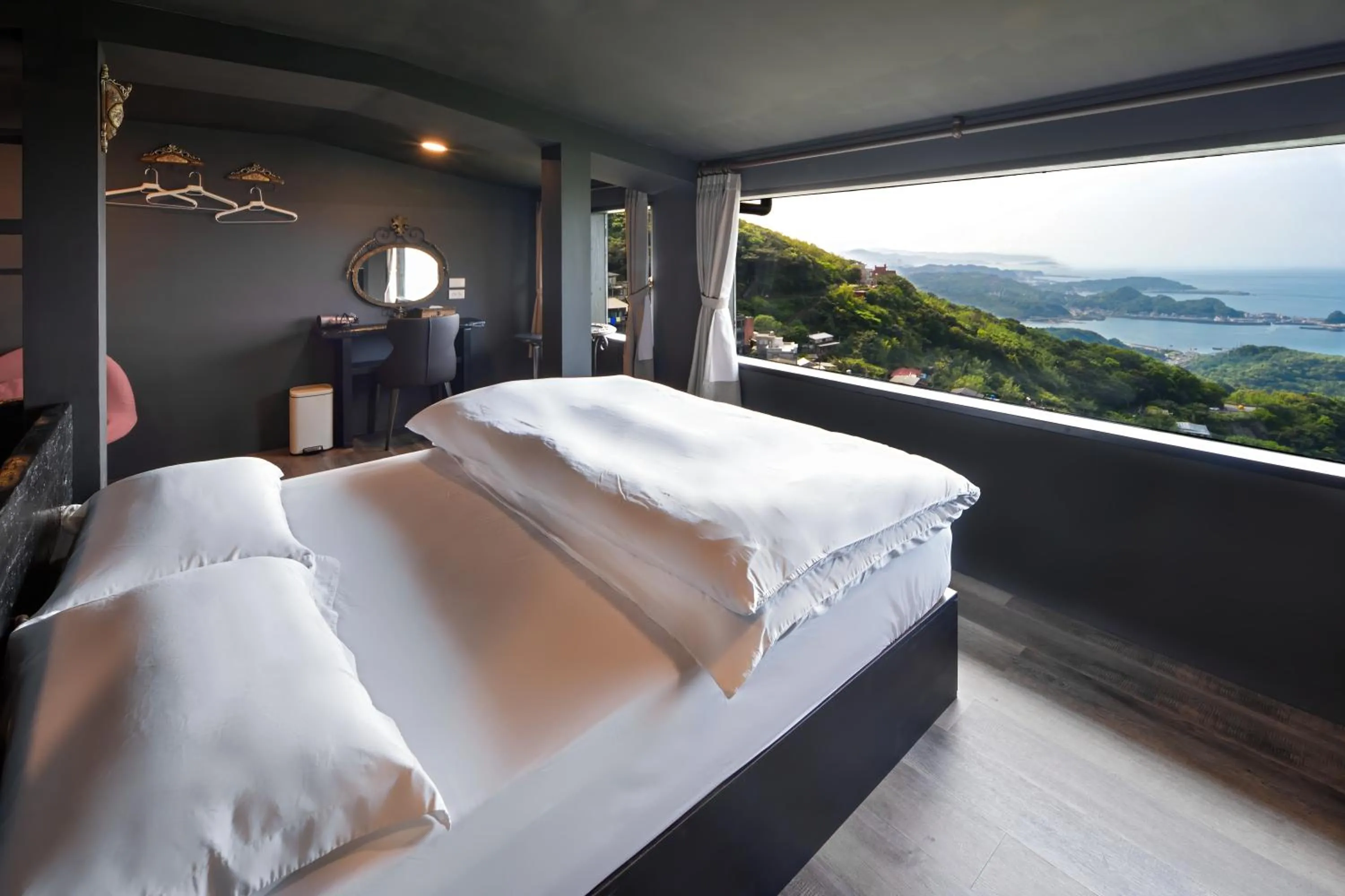 Bed in Windsor's Sunlight Han-Guan