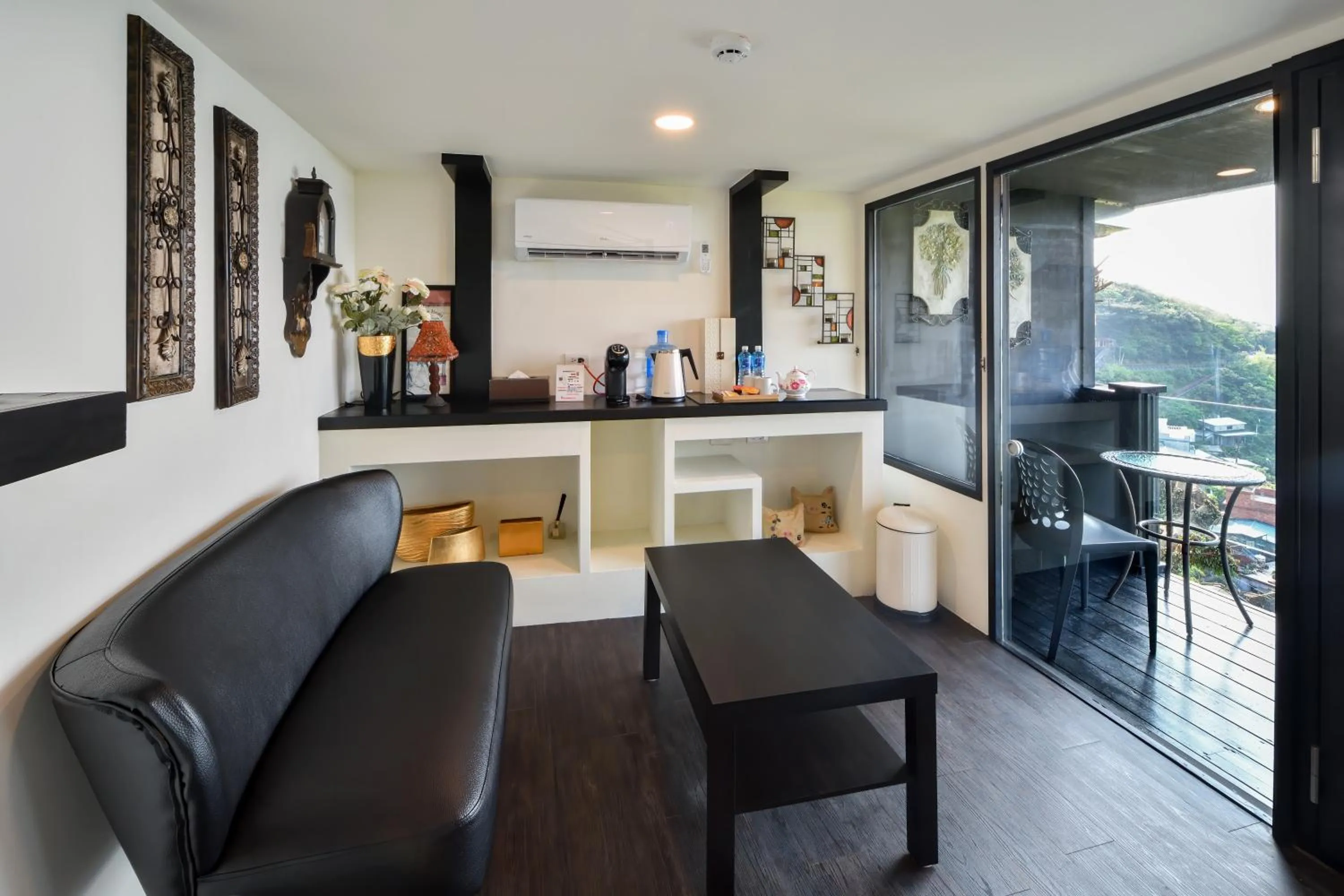 Patio in Windsor's Sunlight Han-Guan