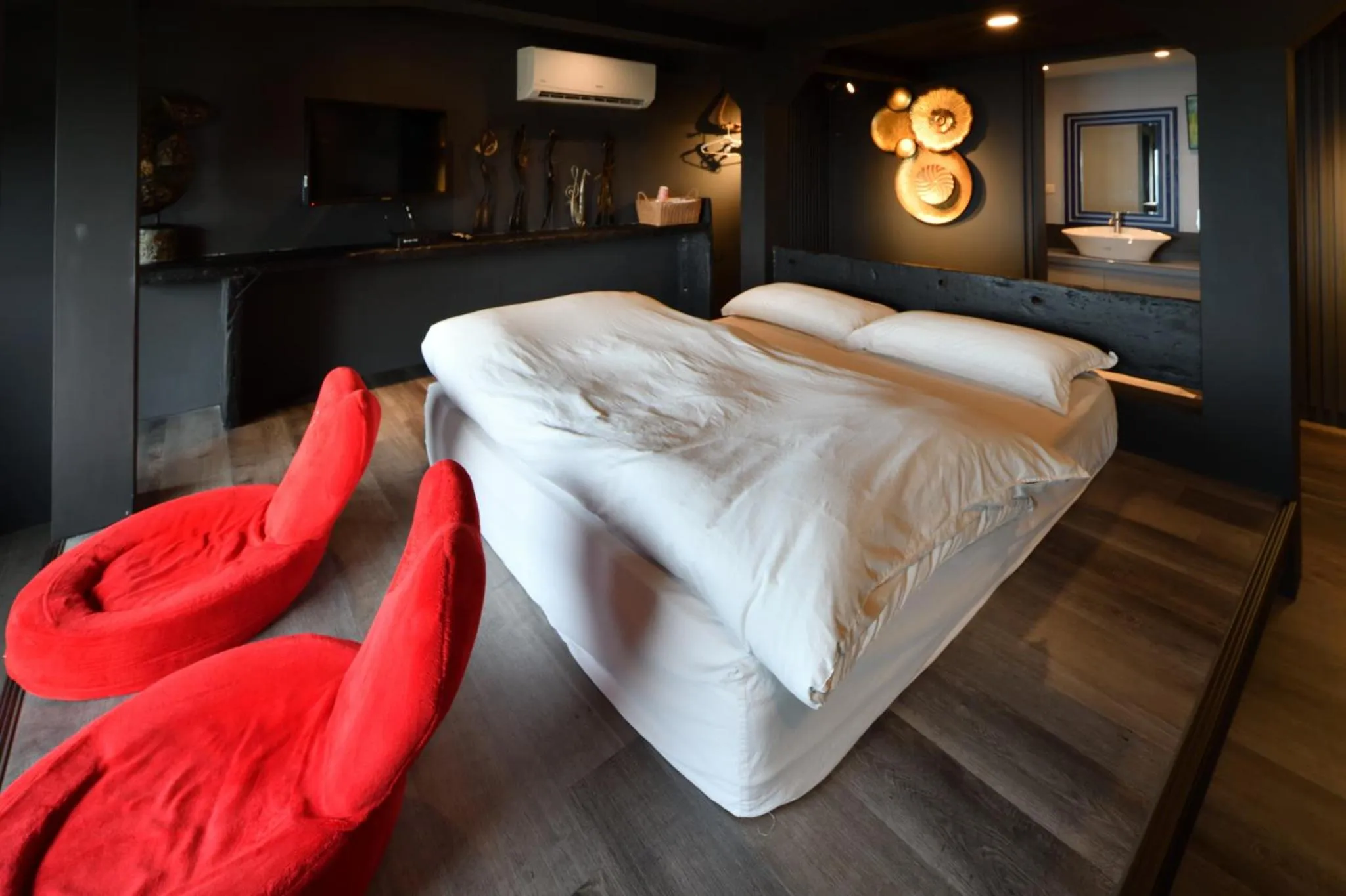 Bed in Windsor's Sunlight Han-Guan