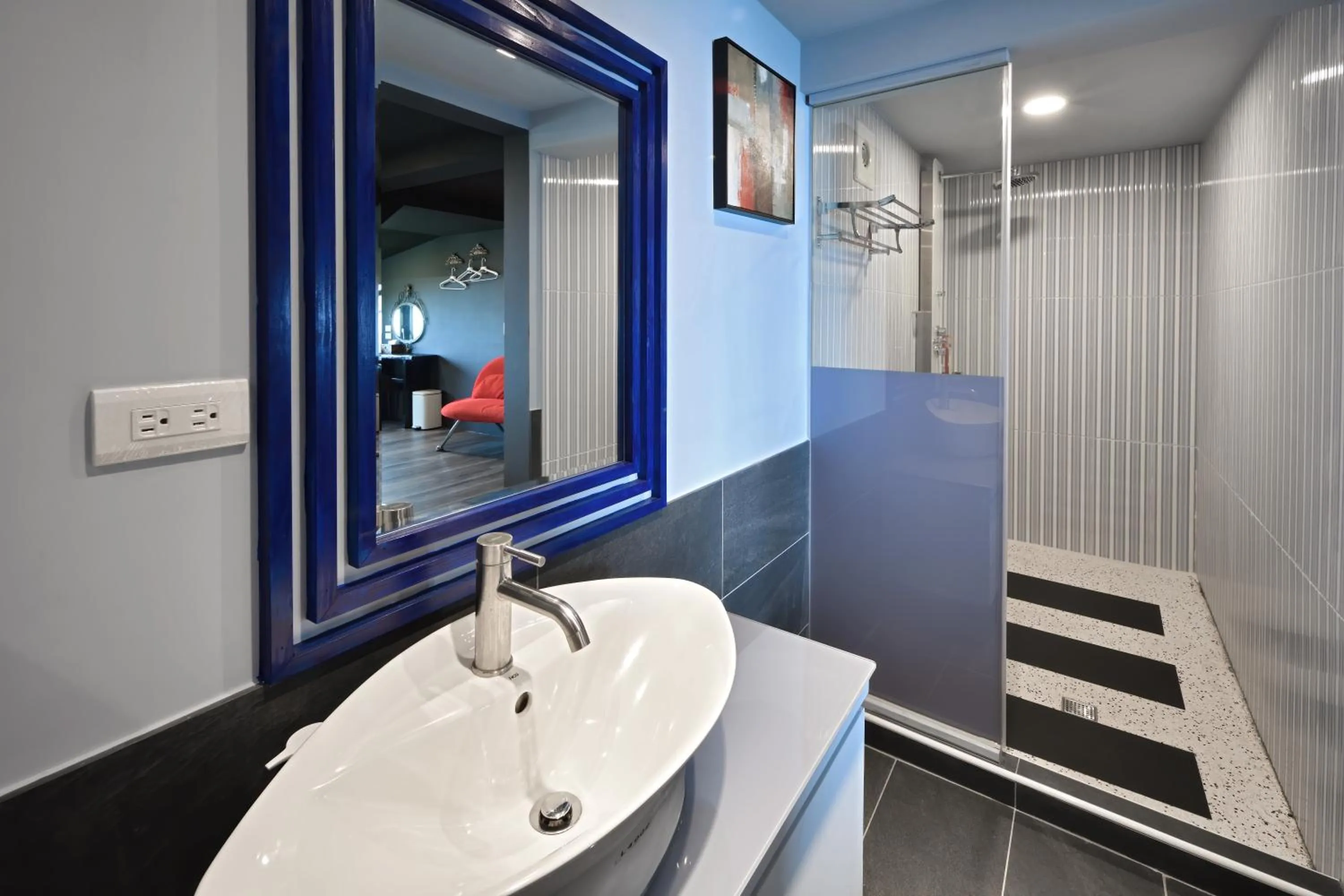 Shower in Windsor's Sunlight Han-Guan