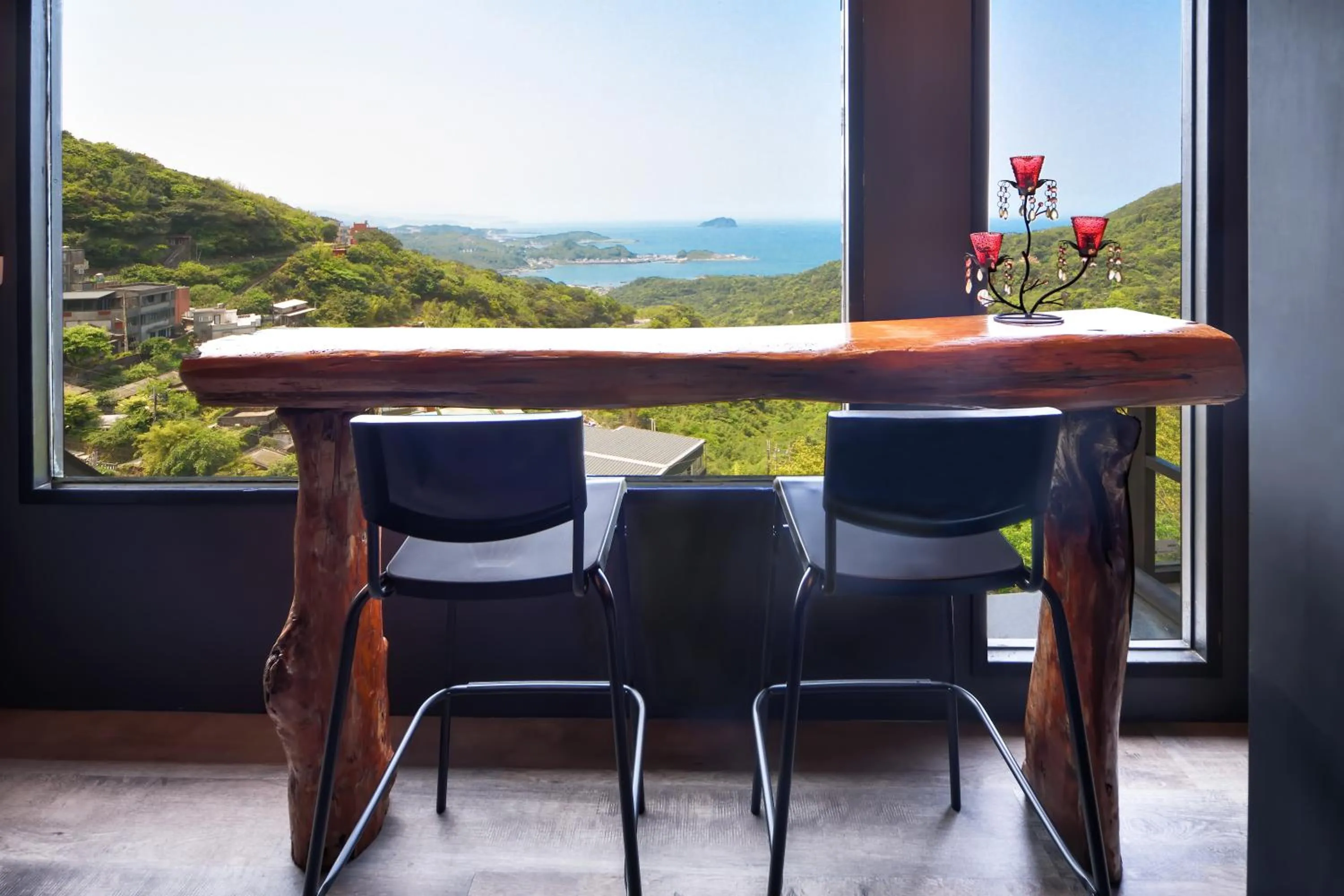 Day in Windsor's Sunlight Han-Guan