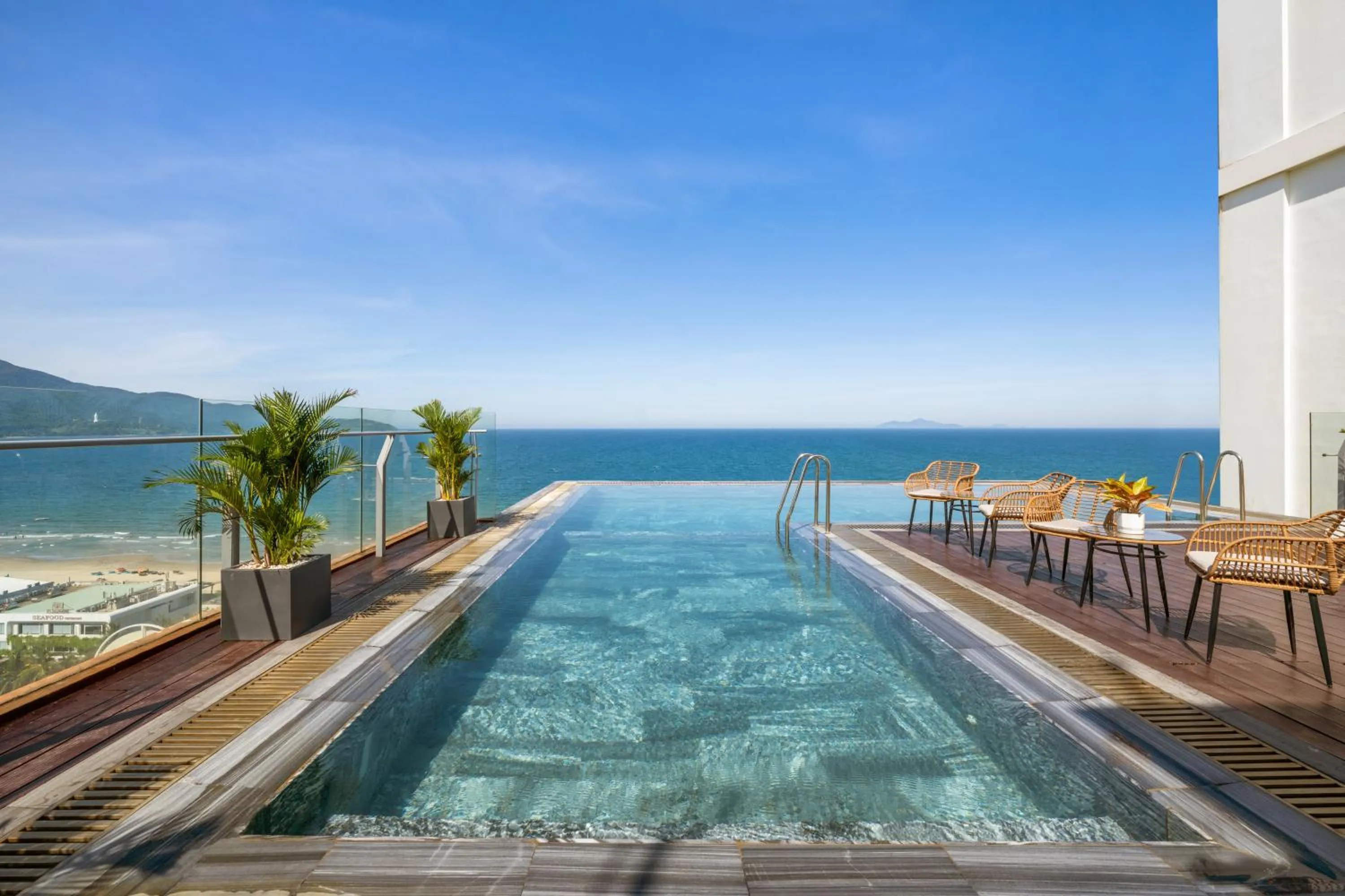 Swimming pool in Golden Sea 3 Hotel