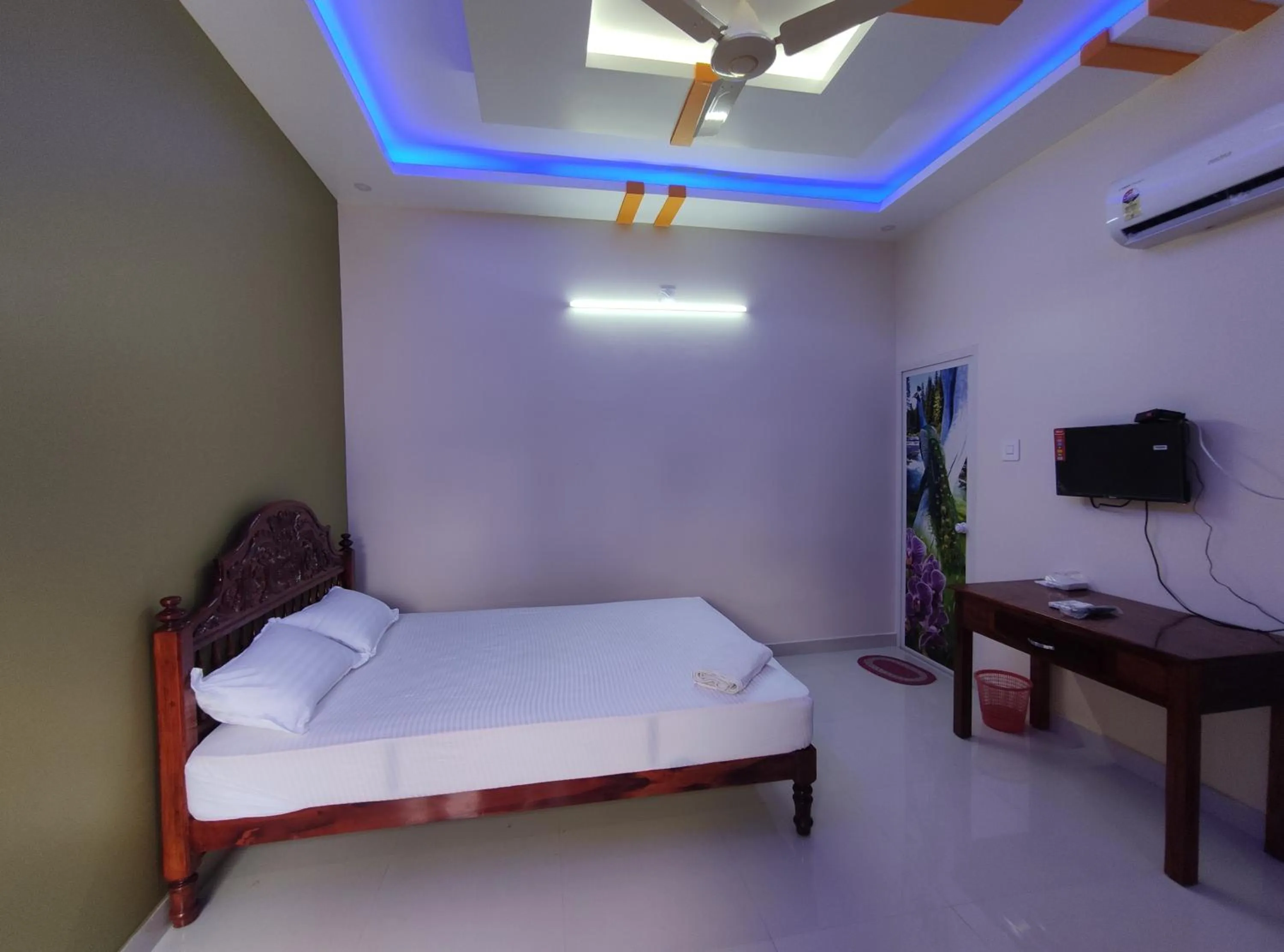 Bed in Kayaloram Resort