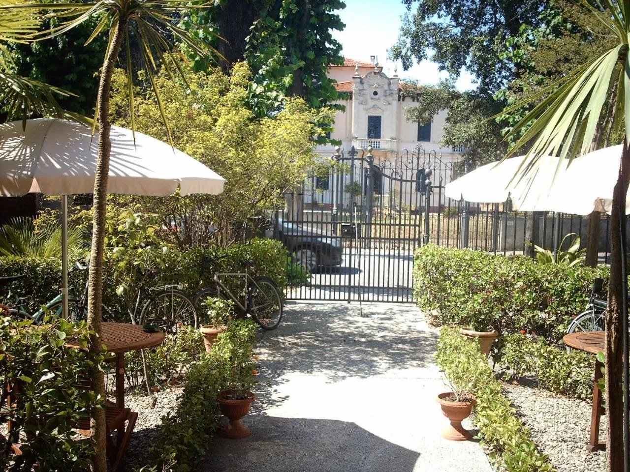 Garden in Le Villi FRIENDLY B&B