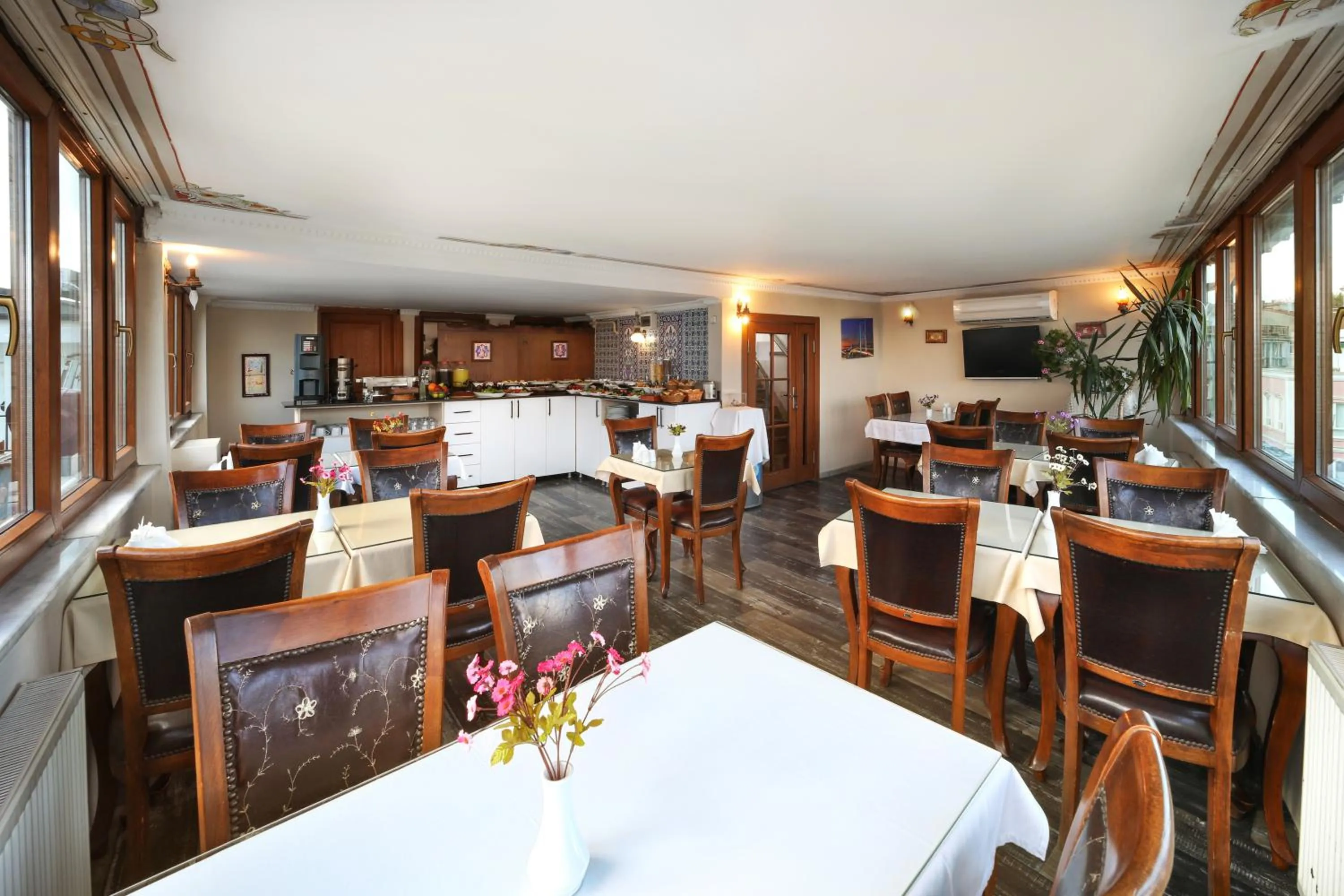 Restaurant/places to eat in Aldem Hotel