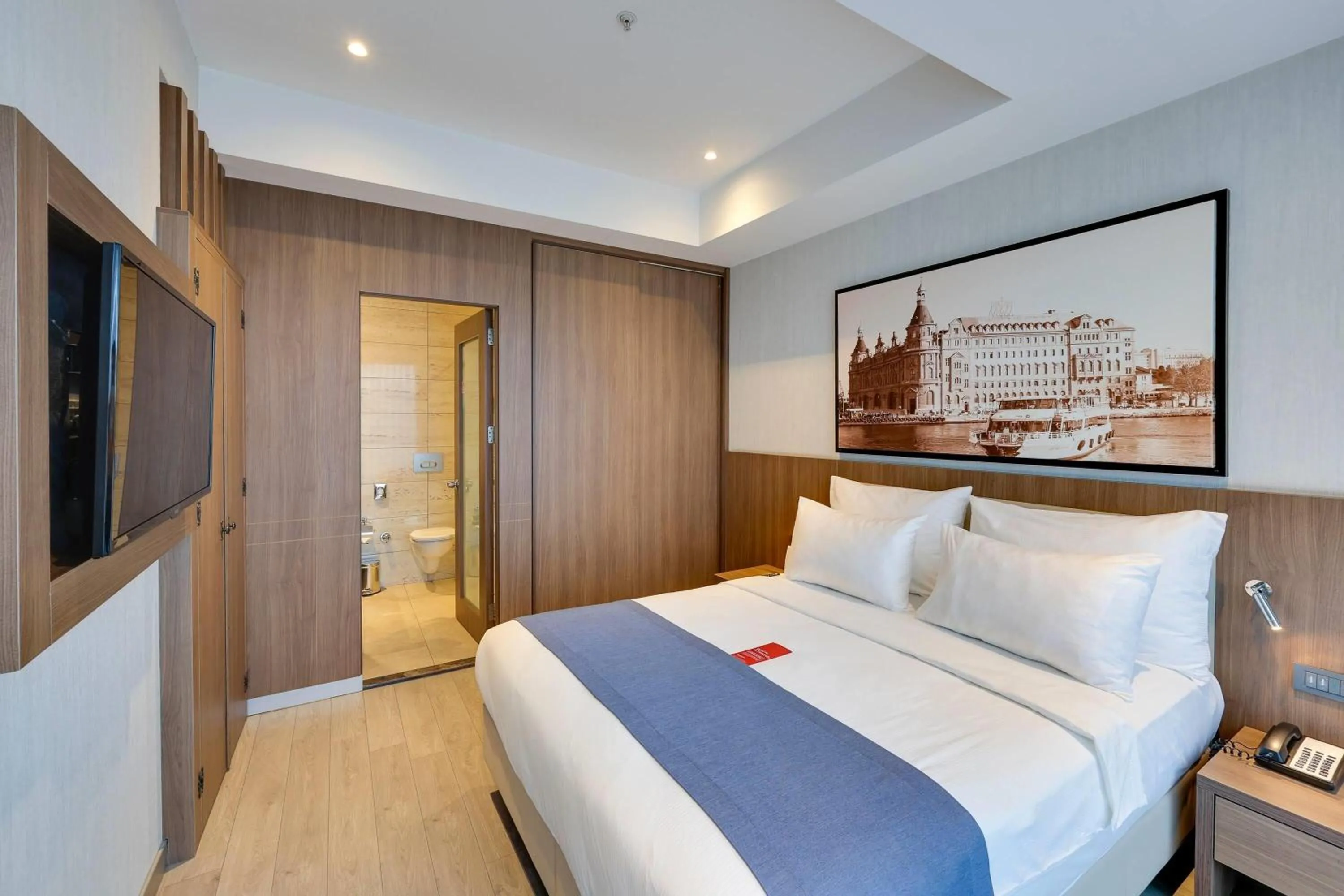 Photo of the whole room, Bed in Ramada by Wyndham Istanbul Old City
