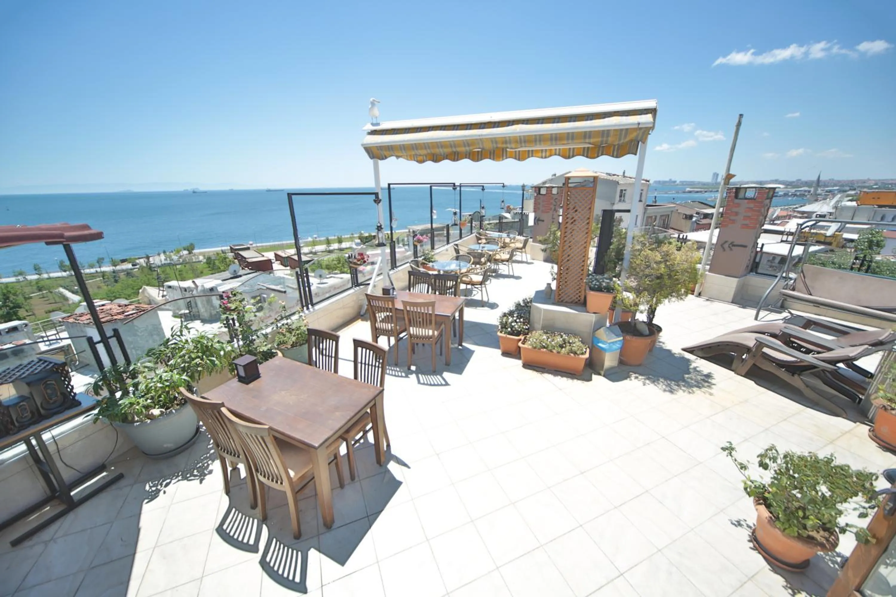 Restaurant/places to eat in Artefes Hotel Old City