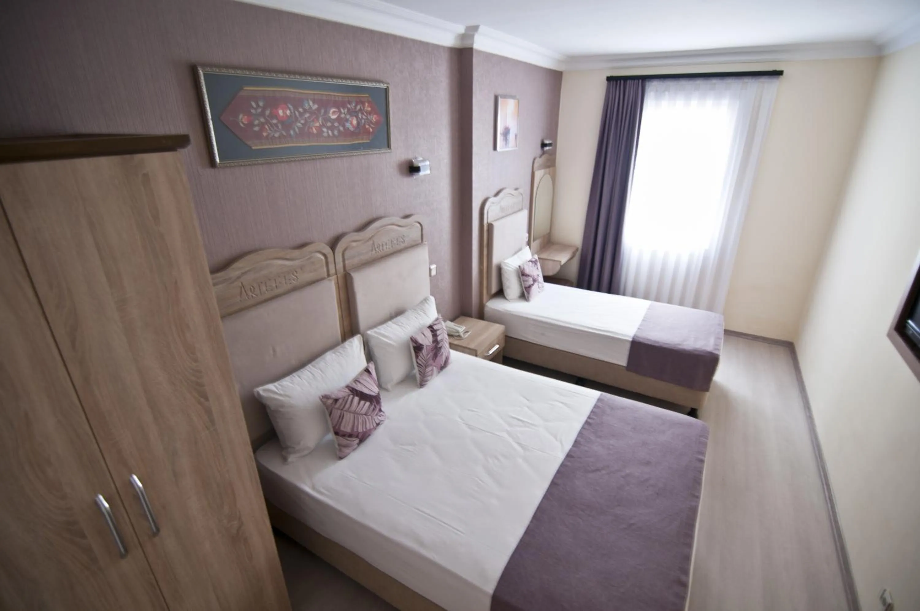 TV and multimedia, Bed in Artefes Hotel Old City