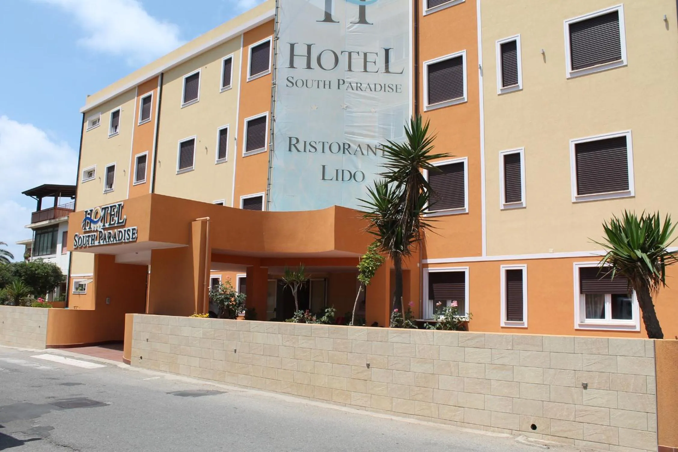 Property building in Hotel South Paradise