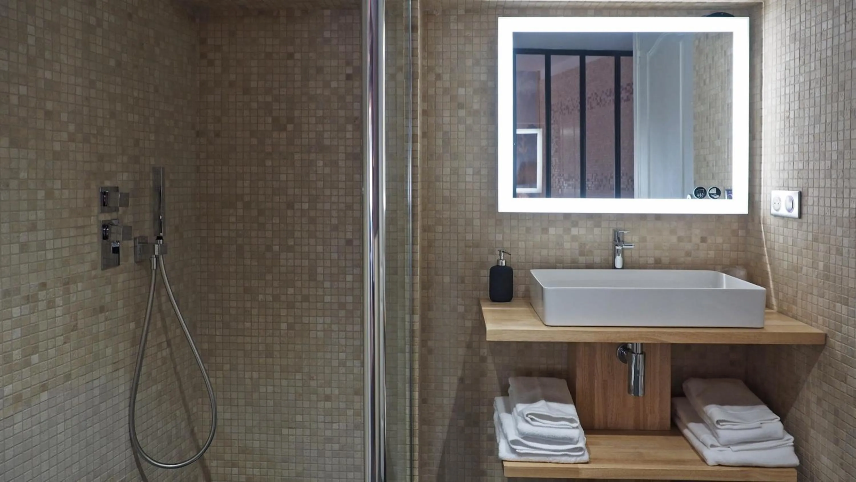 Shower in Maison d'Hôtes Les Variétés