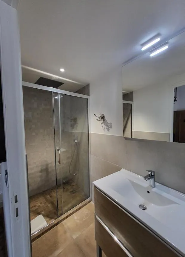 Shower in Maison d'Hôtes Les Variétés