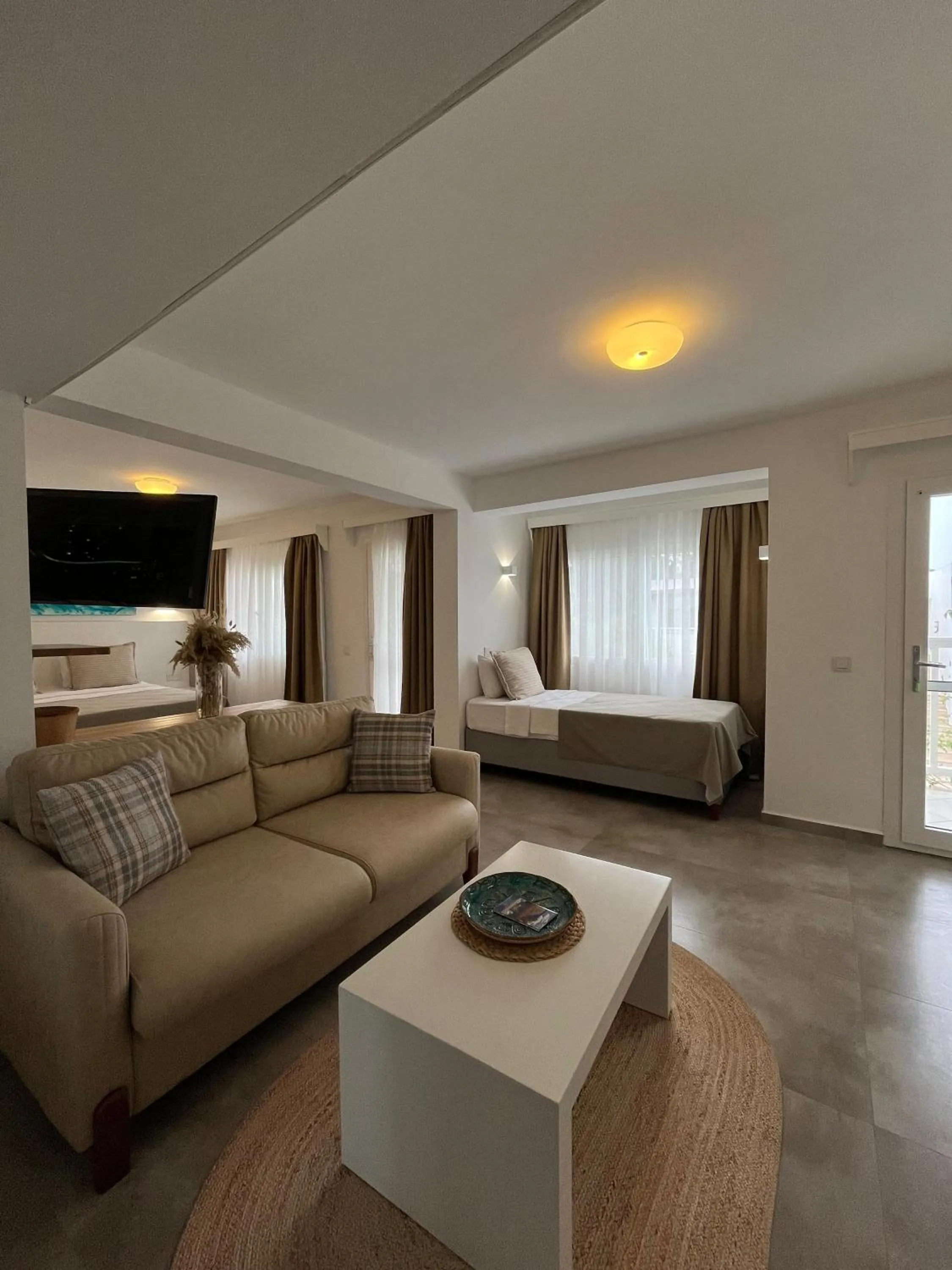 Living room, Bed in Hotel Gumusluk