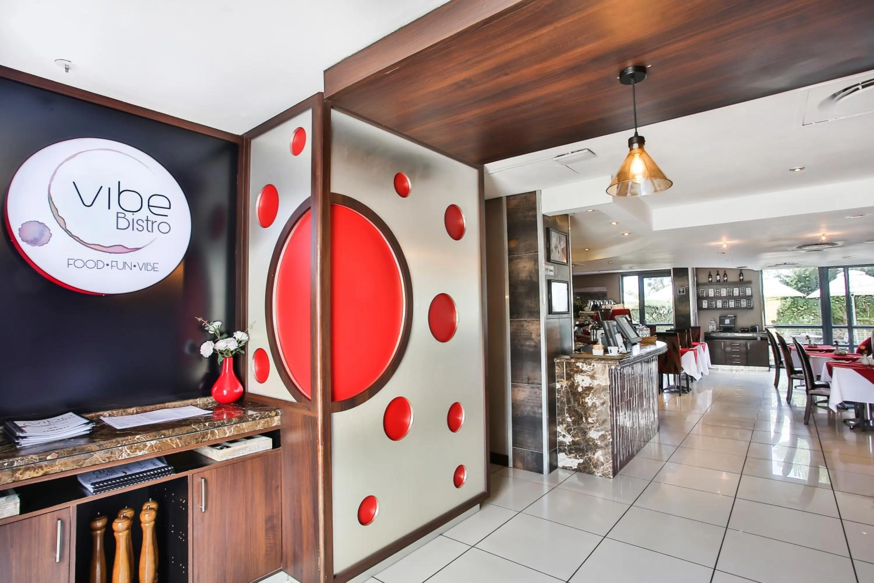 Restaurant/places to eat in Holiday Inn Express Sandton-Woodmead by IHG
