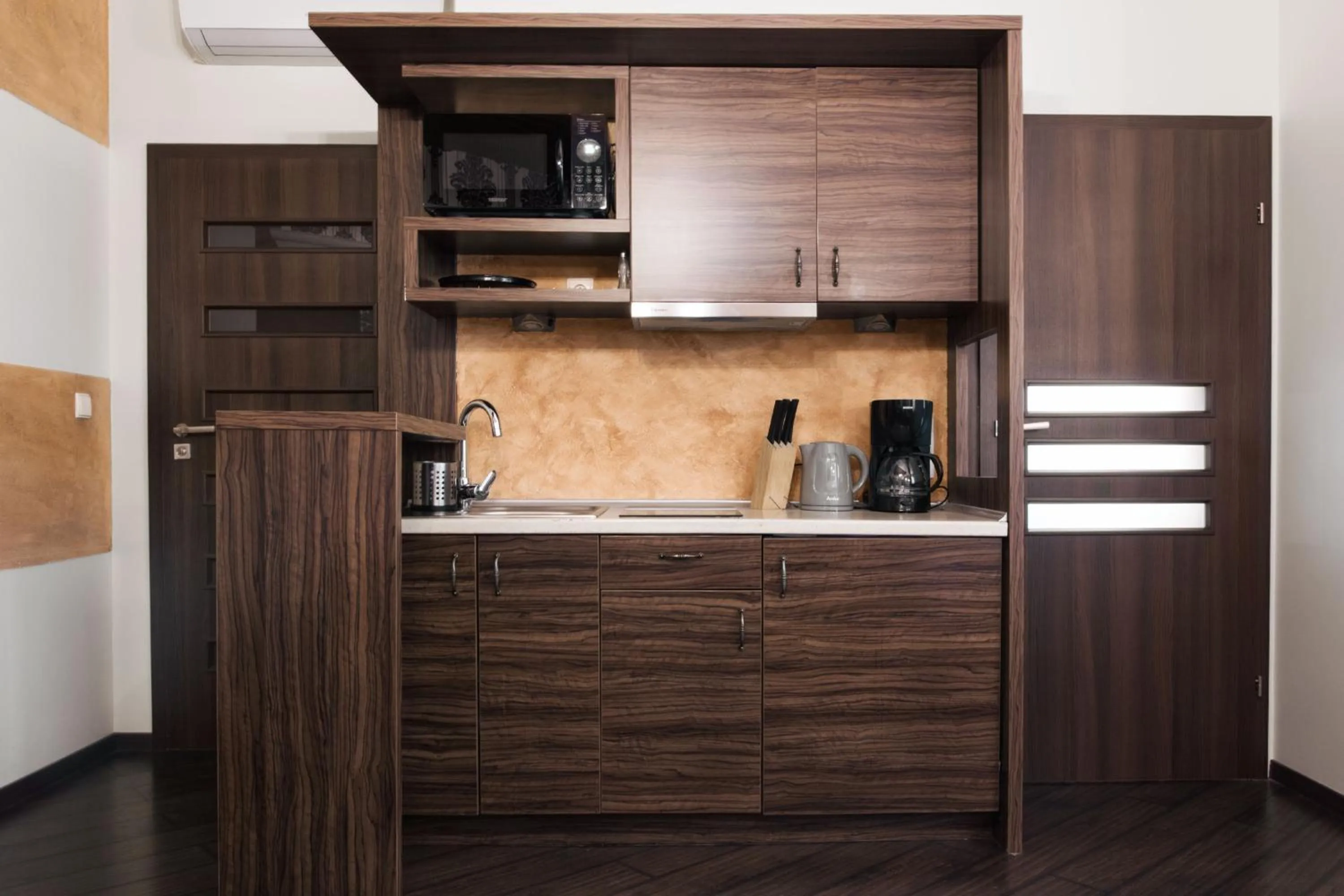 Kitchen or kitchenette in Yourplace Biskupia Old Town Apartments