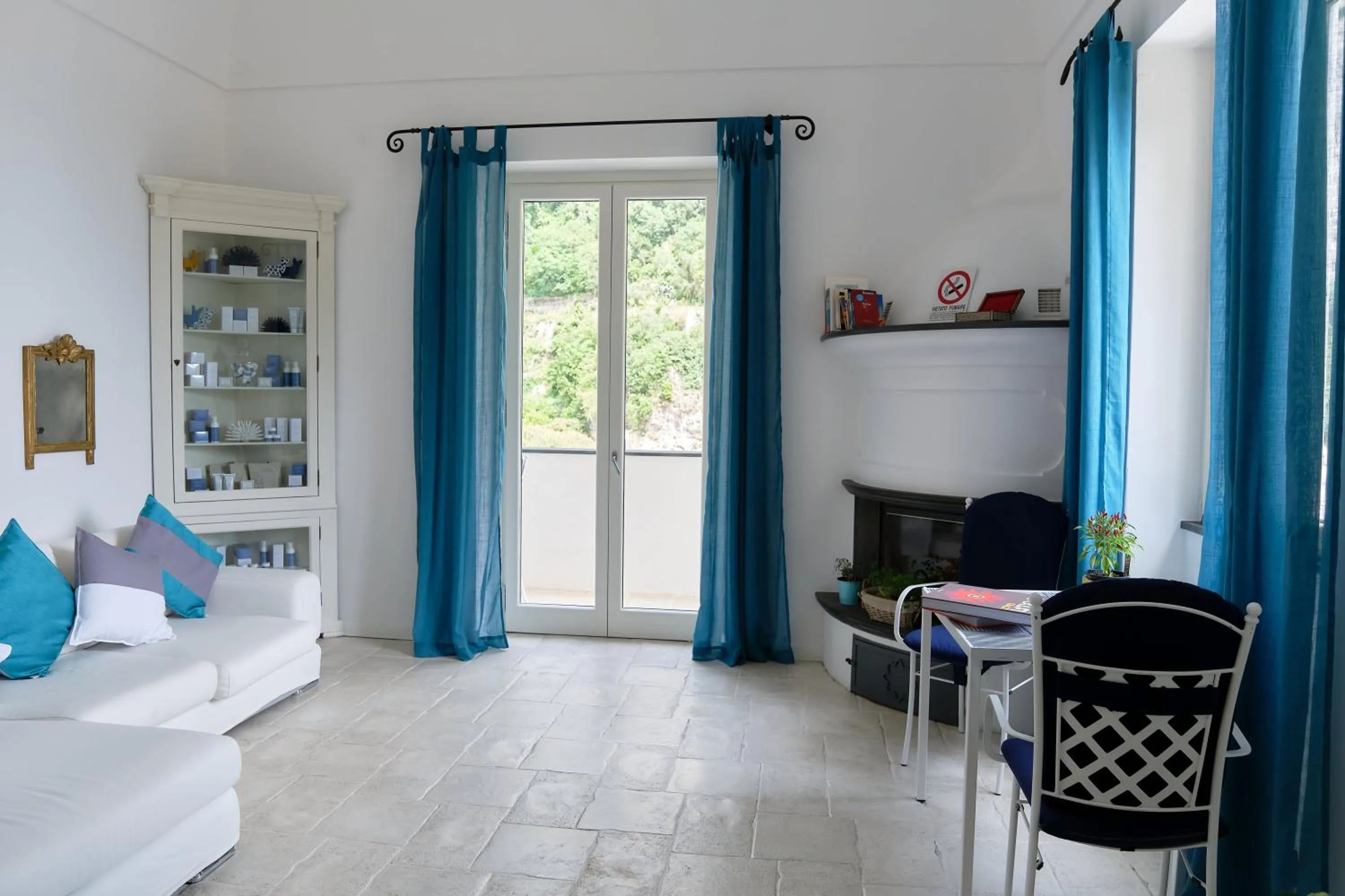 Living room, Bed in Villa Lara Hotel