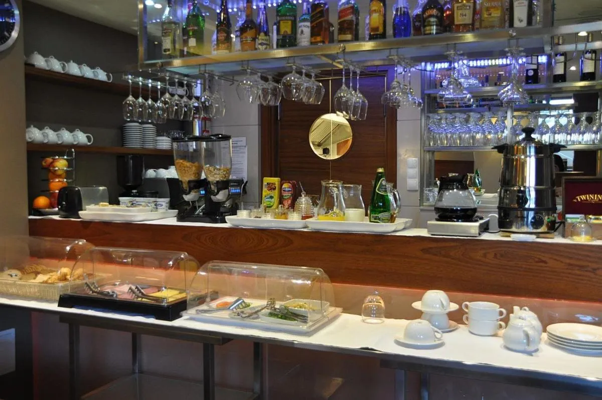 Restaurant/places to eat in Hotel Atrium