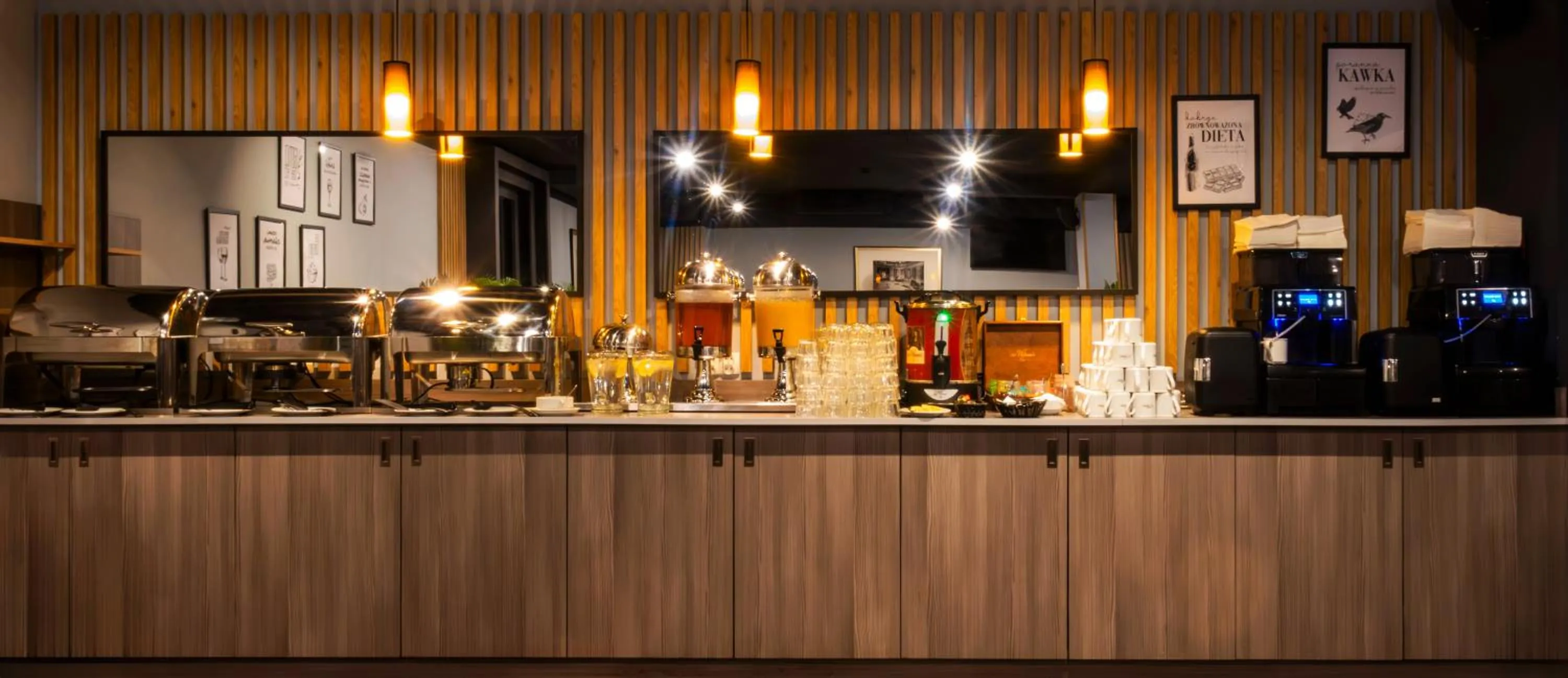 Restaurant/places to eat in Hit Hotel