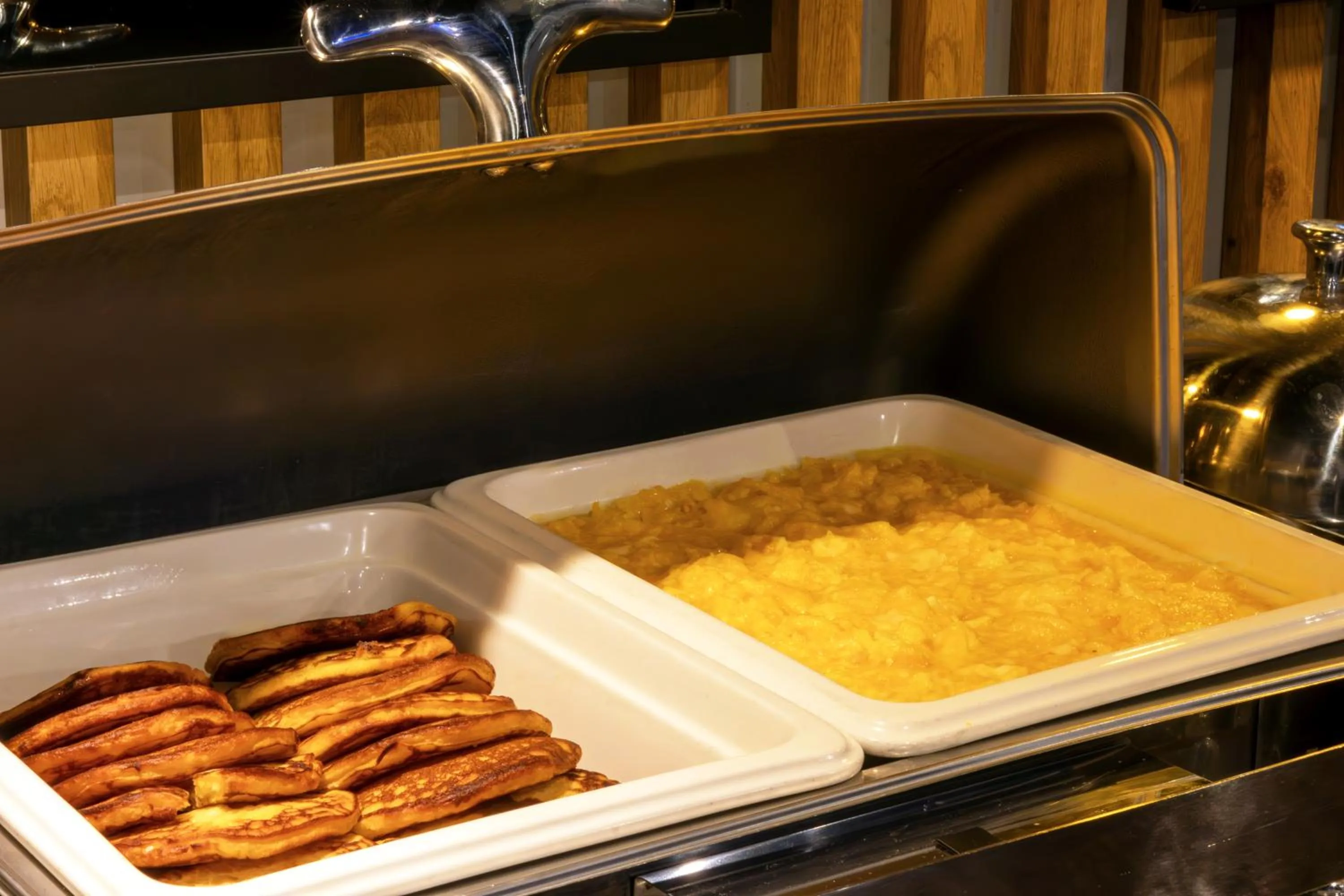 Restaurant/places to eat in Hit Hotel