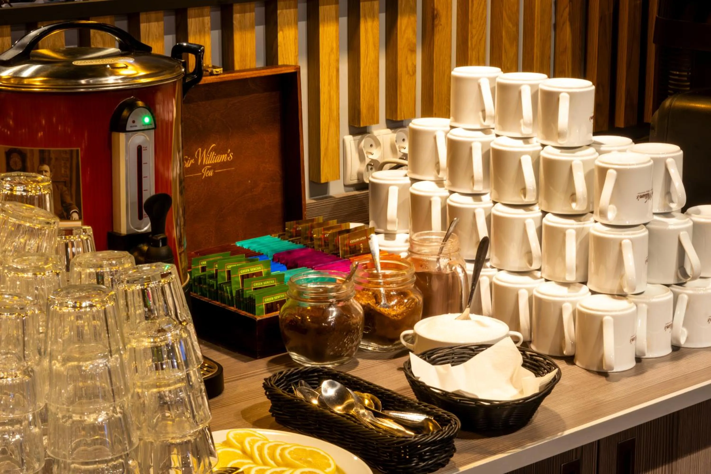 Restaurant/places to eat in Hit Hotel