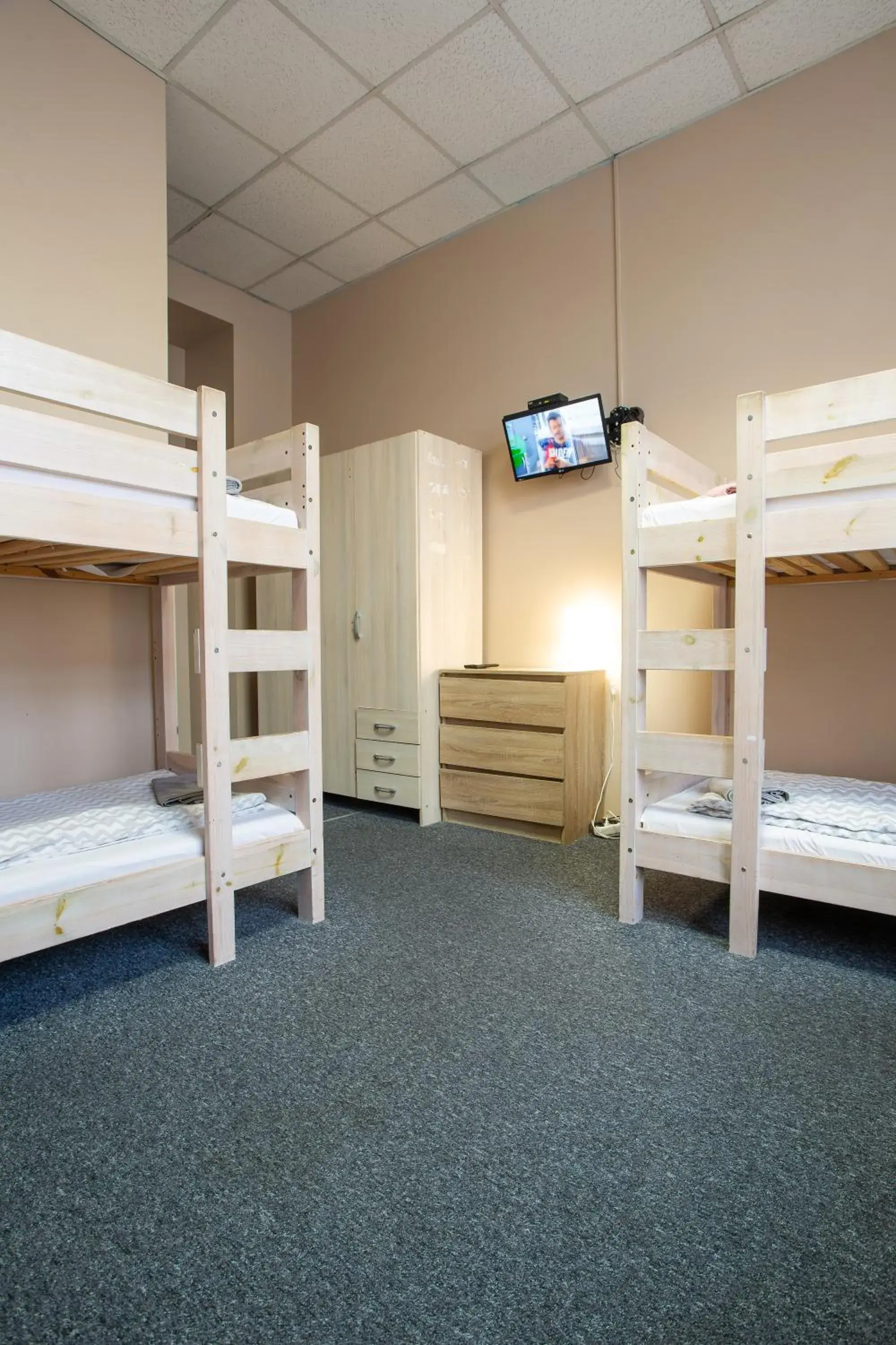 Quadruple Room with Shared Bathroom in Moon Hostel Wrocław Quadruple Room with Shared Bathroom in Moon Hostel Wrocław