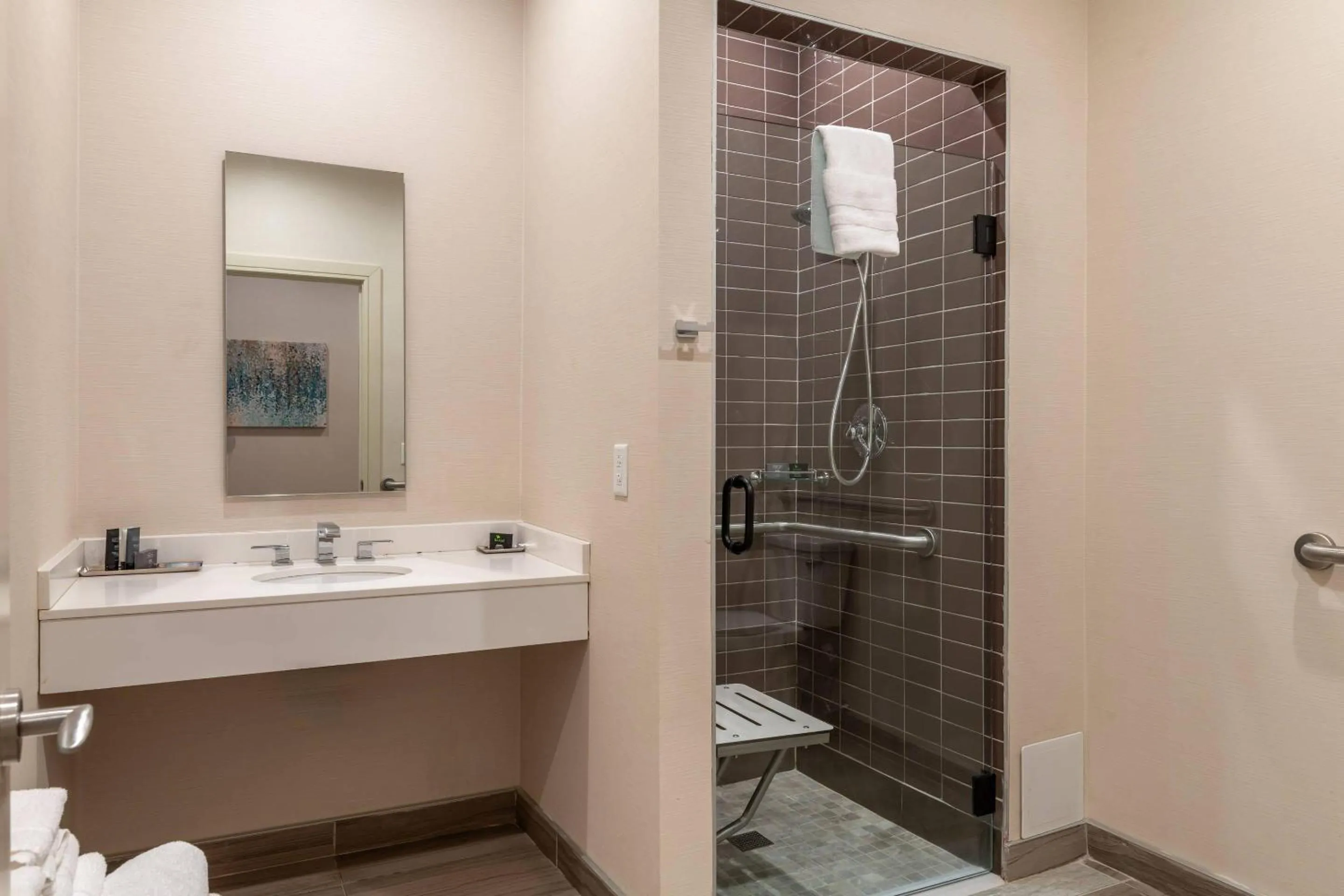 Bedroom in The Chandler Inn Bethlehem - Littleton, an Ascend Collection Hotel