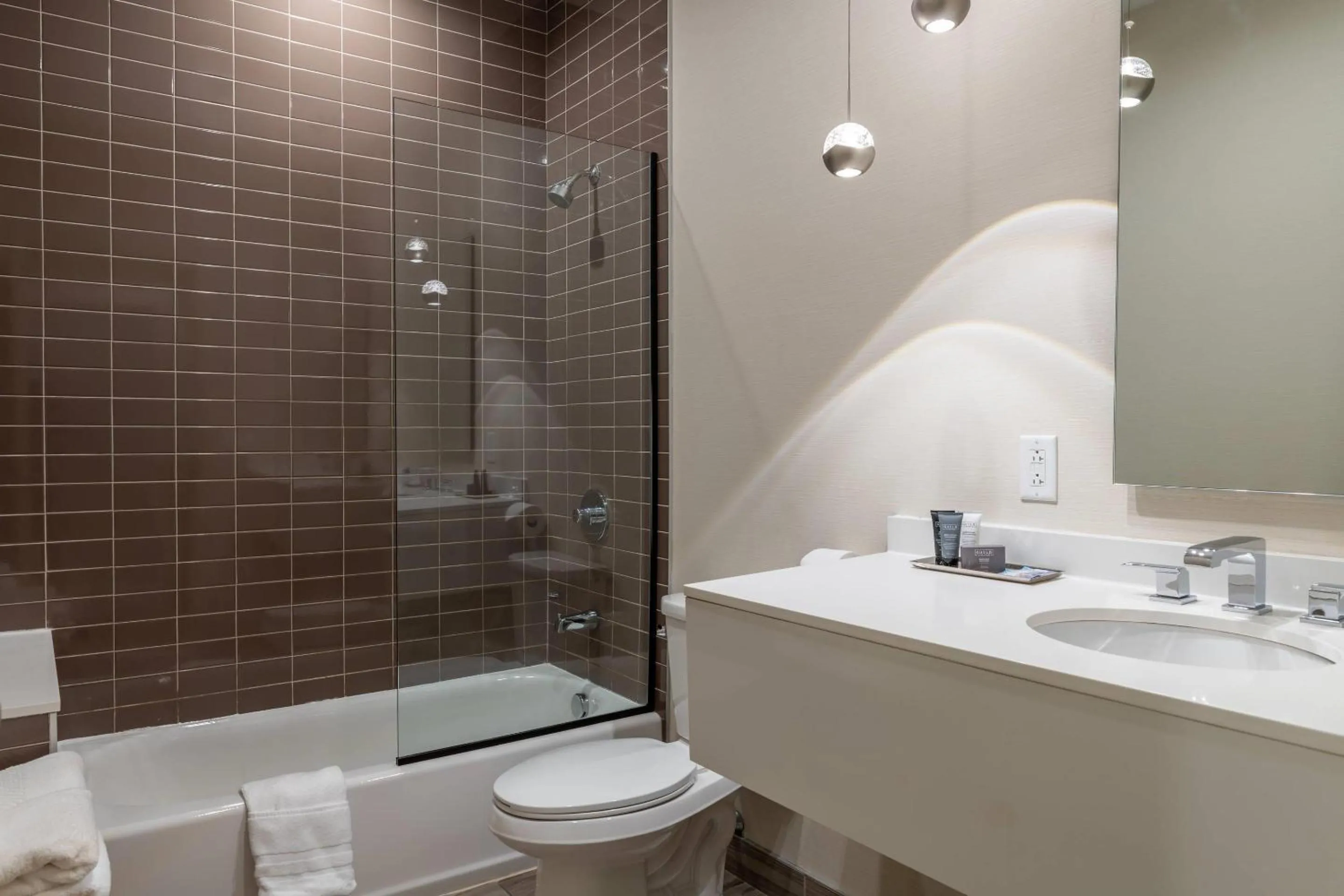 Bedroom in The Chandler Inn Bethlehem - Littleton, an Ascend Collection Hotel