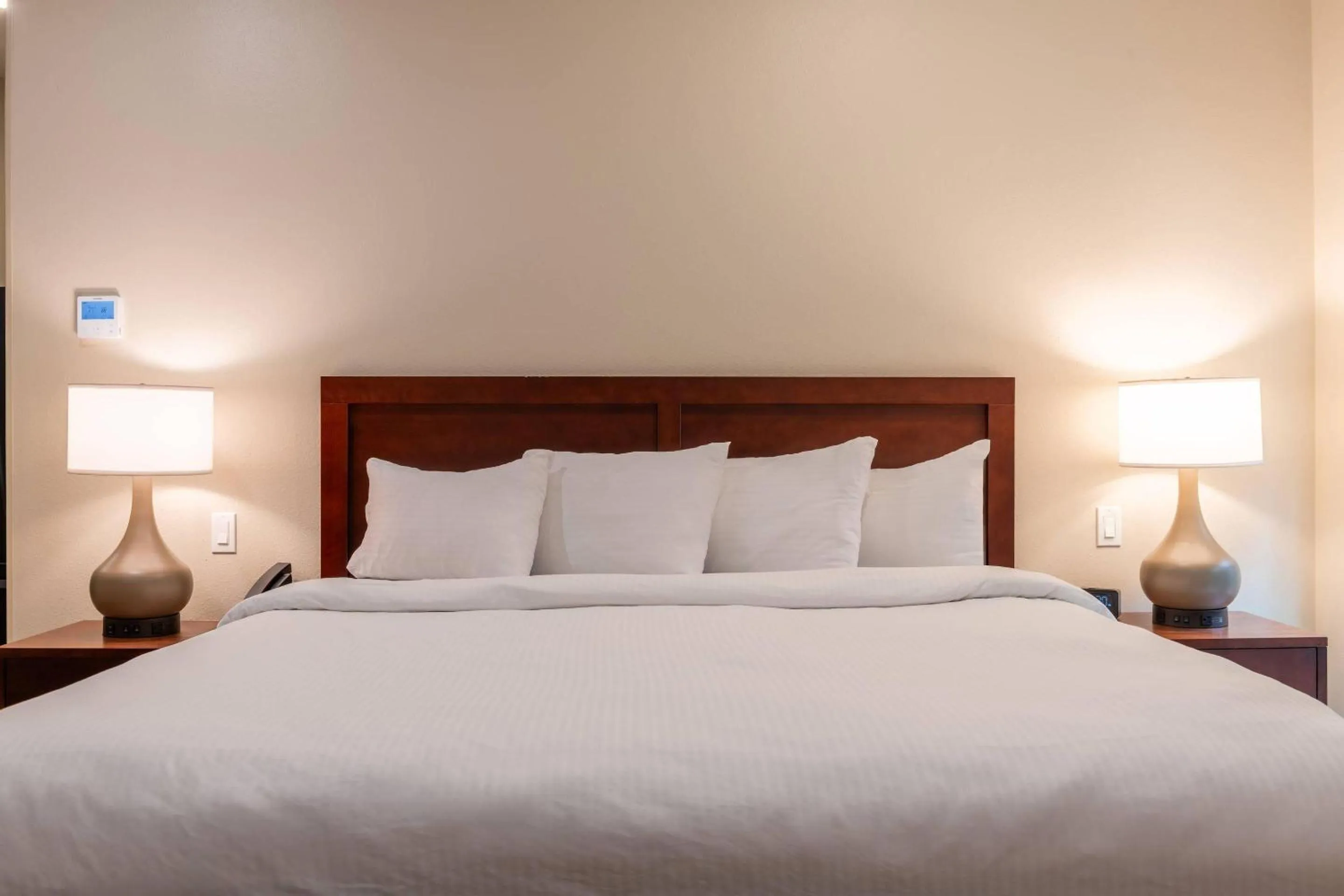 Bedroom, Bed in The Chandler Inn Bethlehem - Littleton, an Ascend Collection Hotel